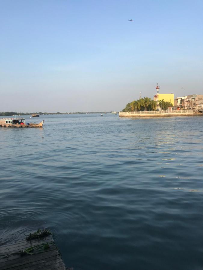 Khach San Cuu Long A, Cho Vinh Long