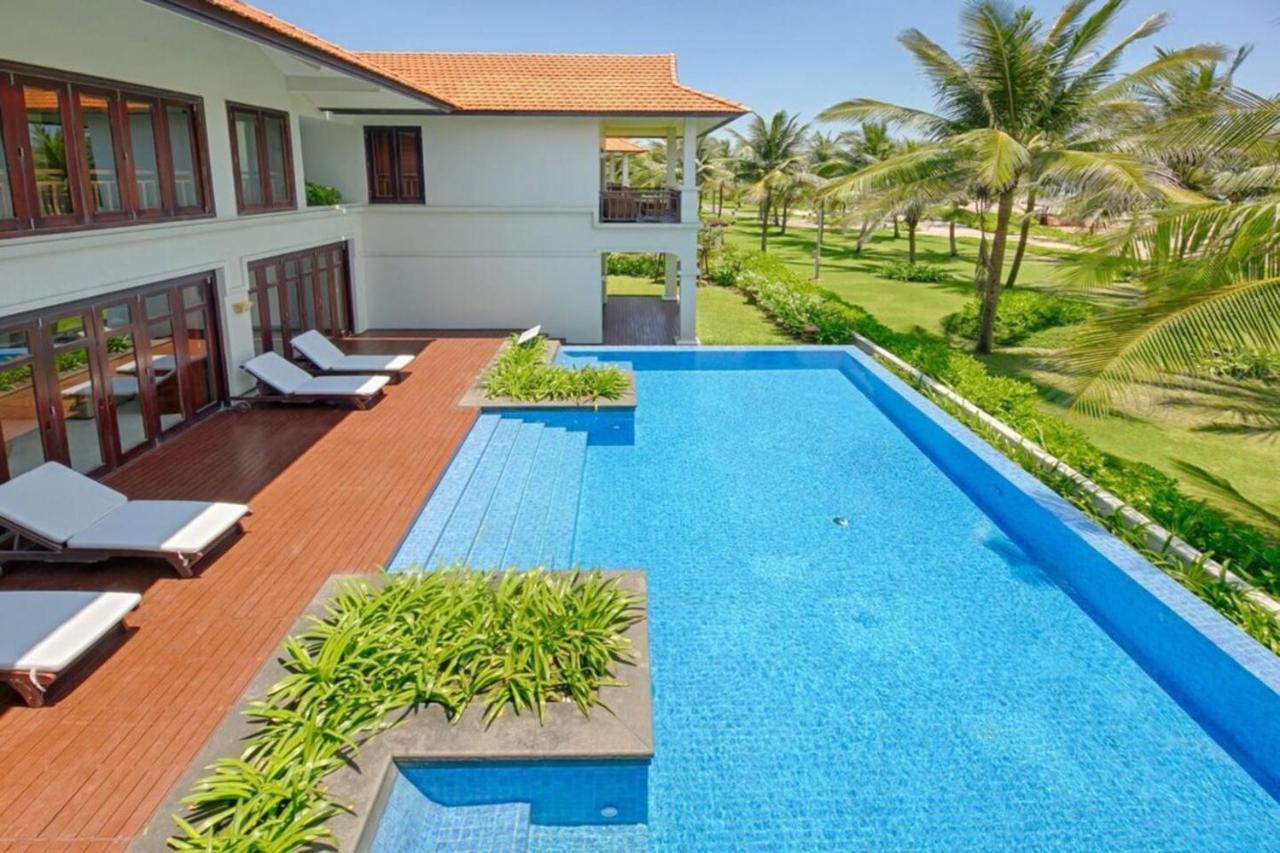 Resort Pool & My Khe 5*