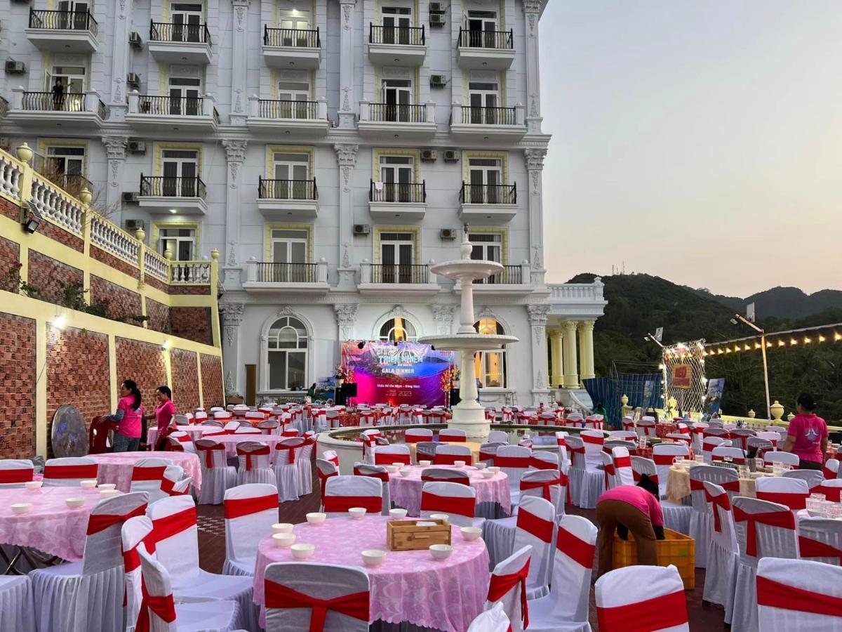 Palace Nam Du