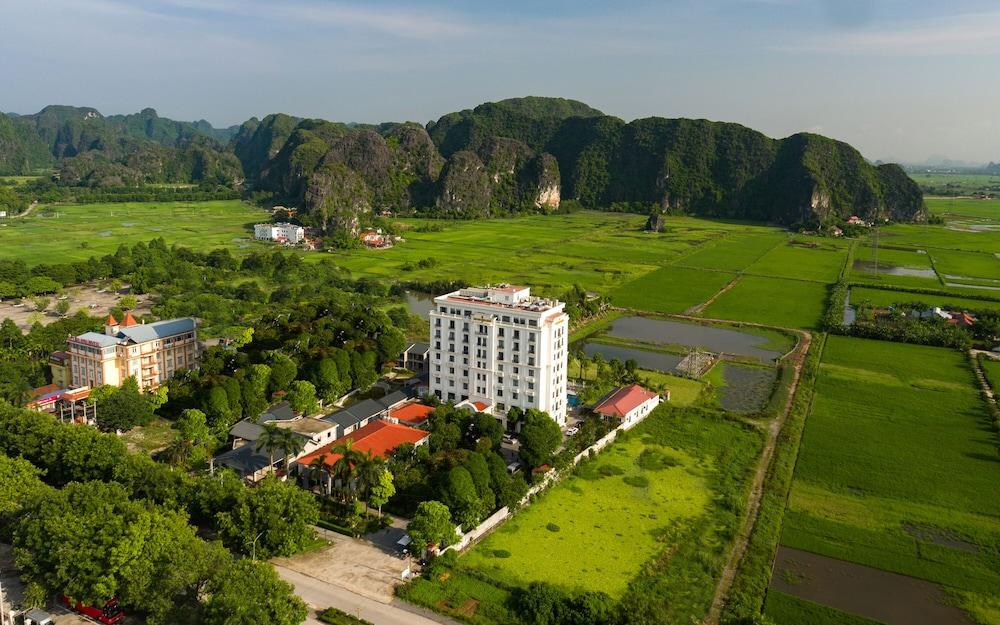 Hidden Charm & Hotel Ninh Binh