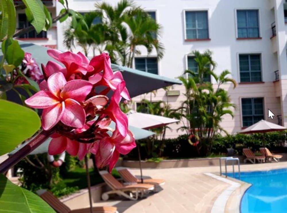 Diamond Westlake Apartment