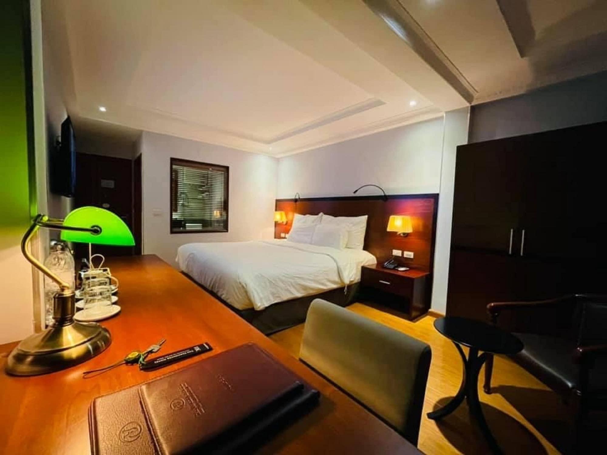 The Vancouver - Hotel
