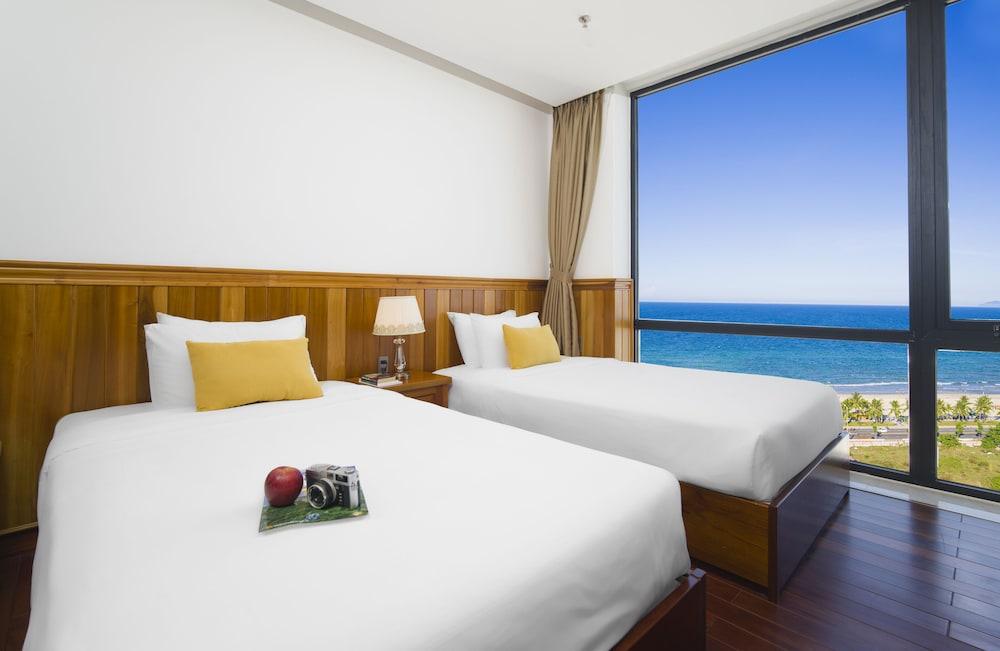 Sunny Ocean & Hotel