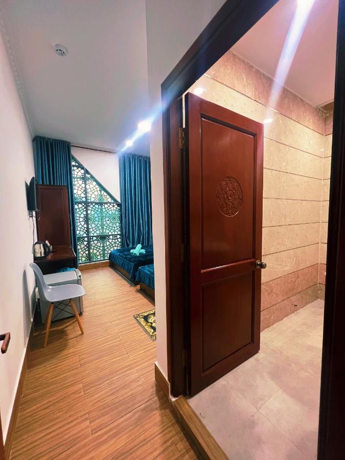 Nhan Tay Hotel 2*