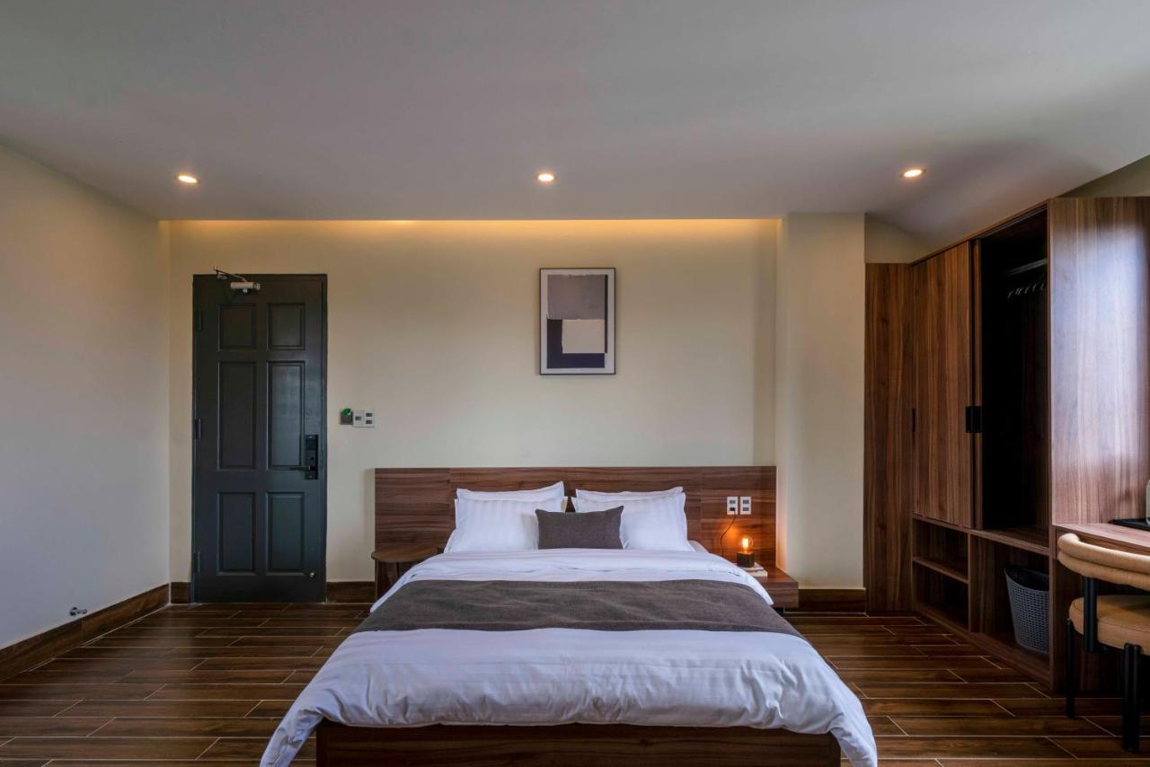 Meek - And Coffee Hotel
