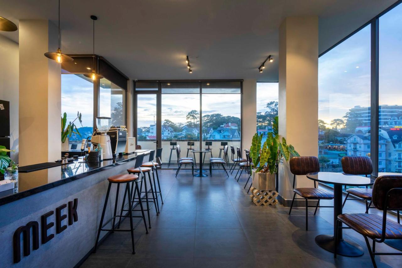 Meek - And Coffee Hotel