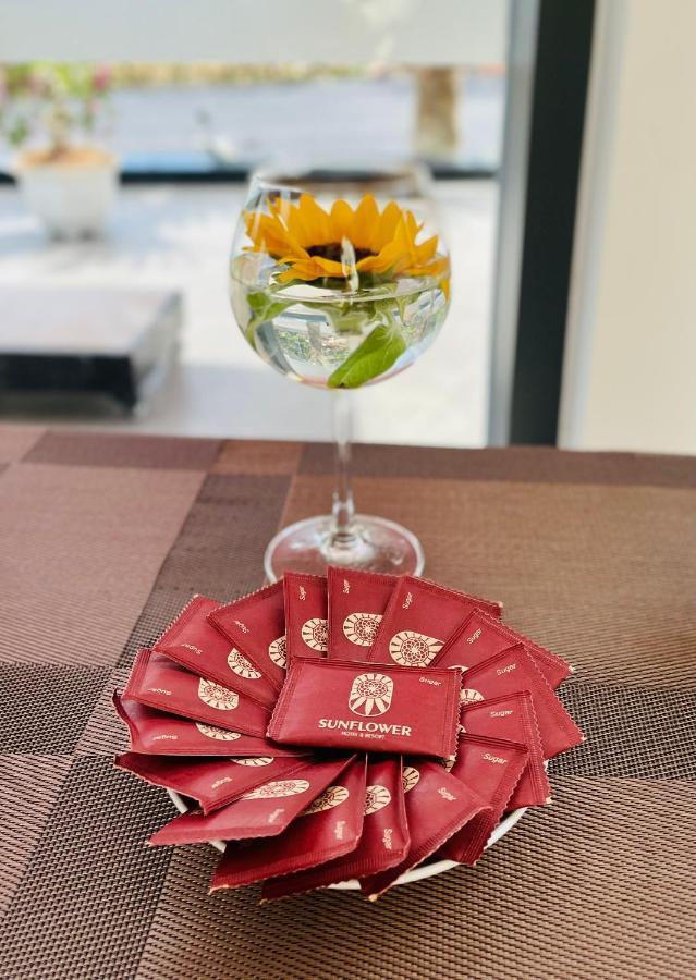 Hotel Sunflower & 3*