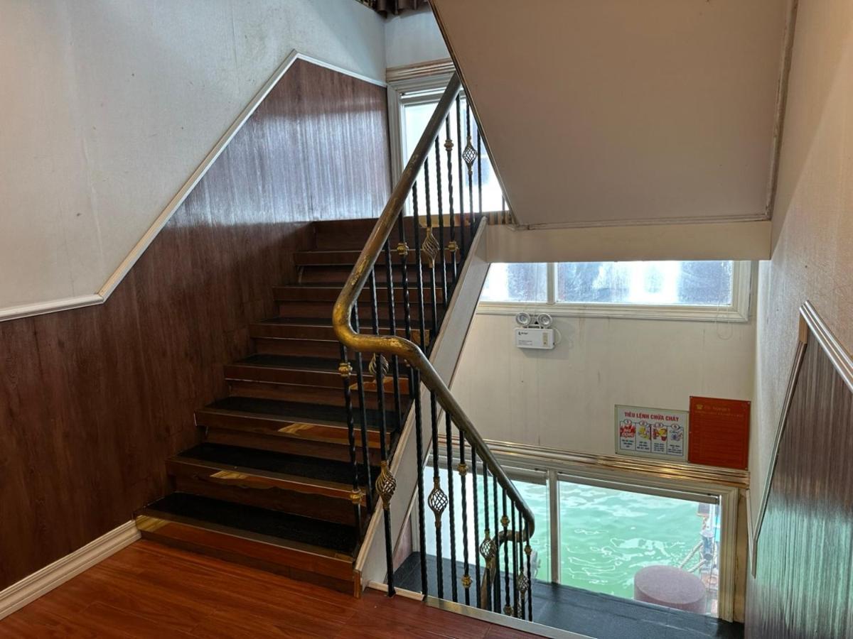 Halong Aquamarine Royal Cruise Botel 5*
