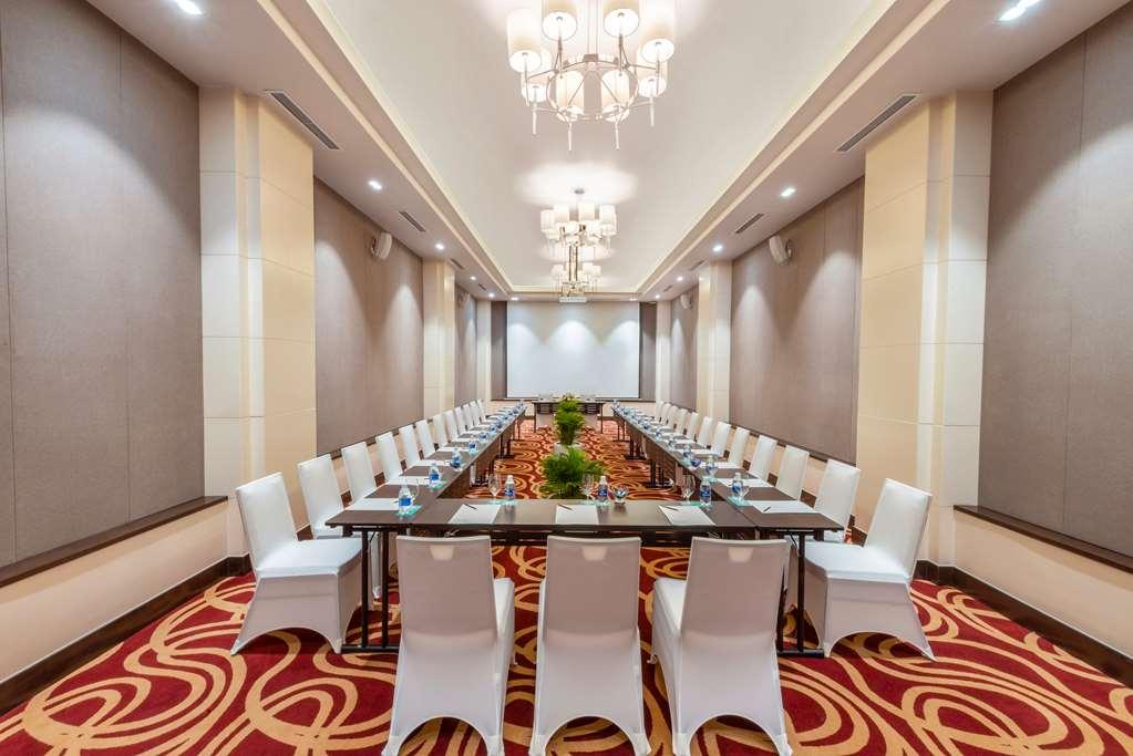Melia Vinpearl Cua Hoi Beach Resort 5*