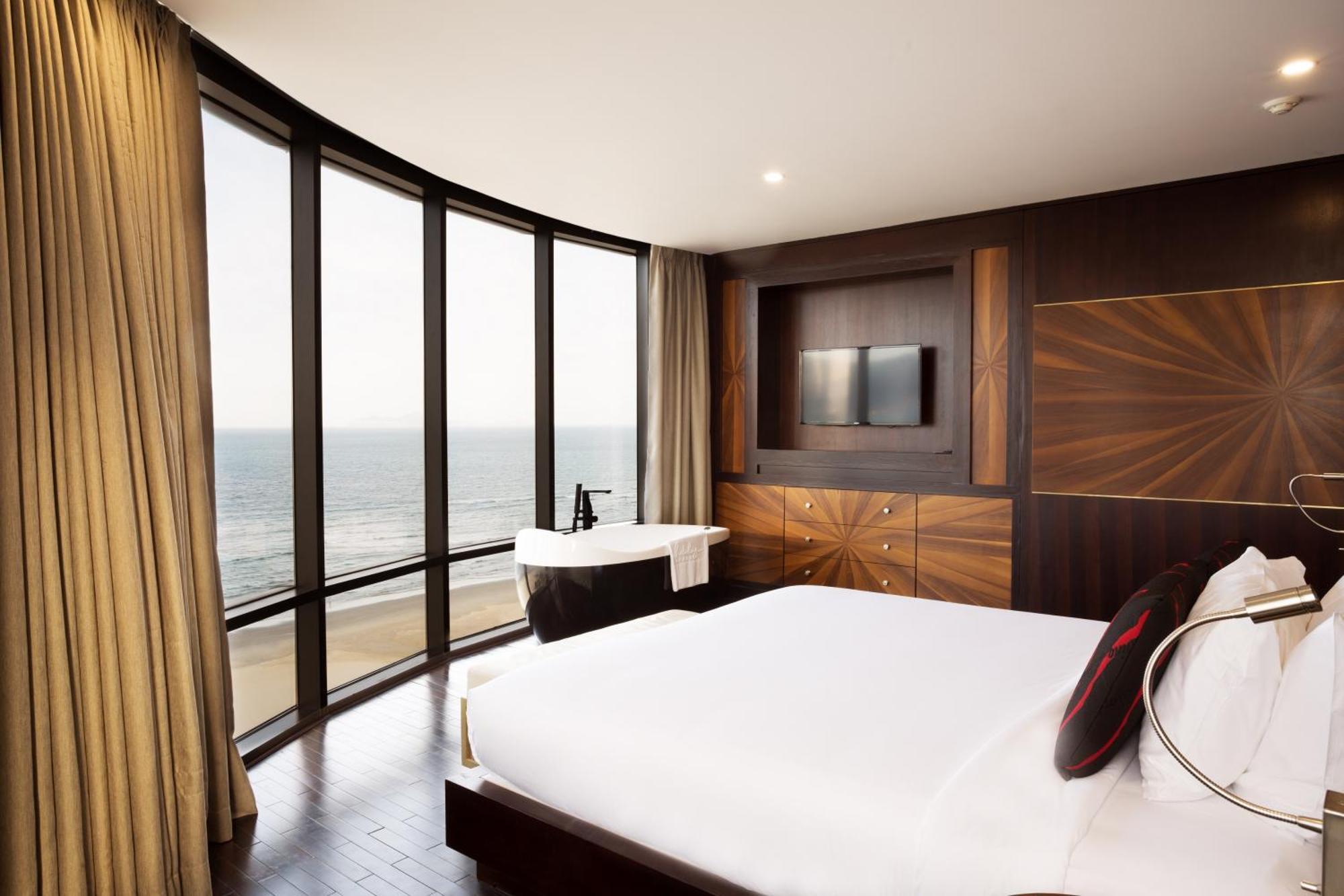 Holiday Beach Hotel Danang Hotel