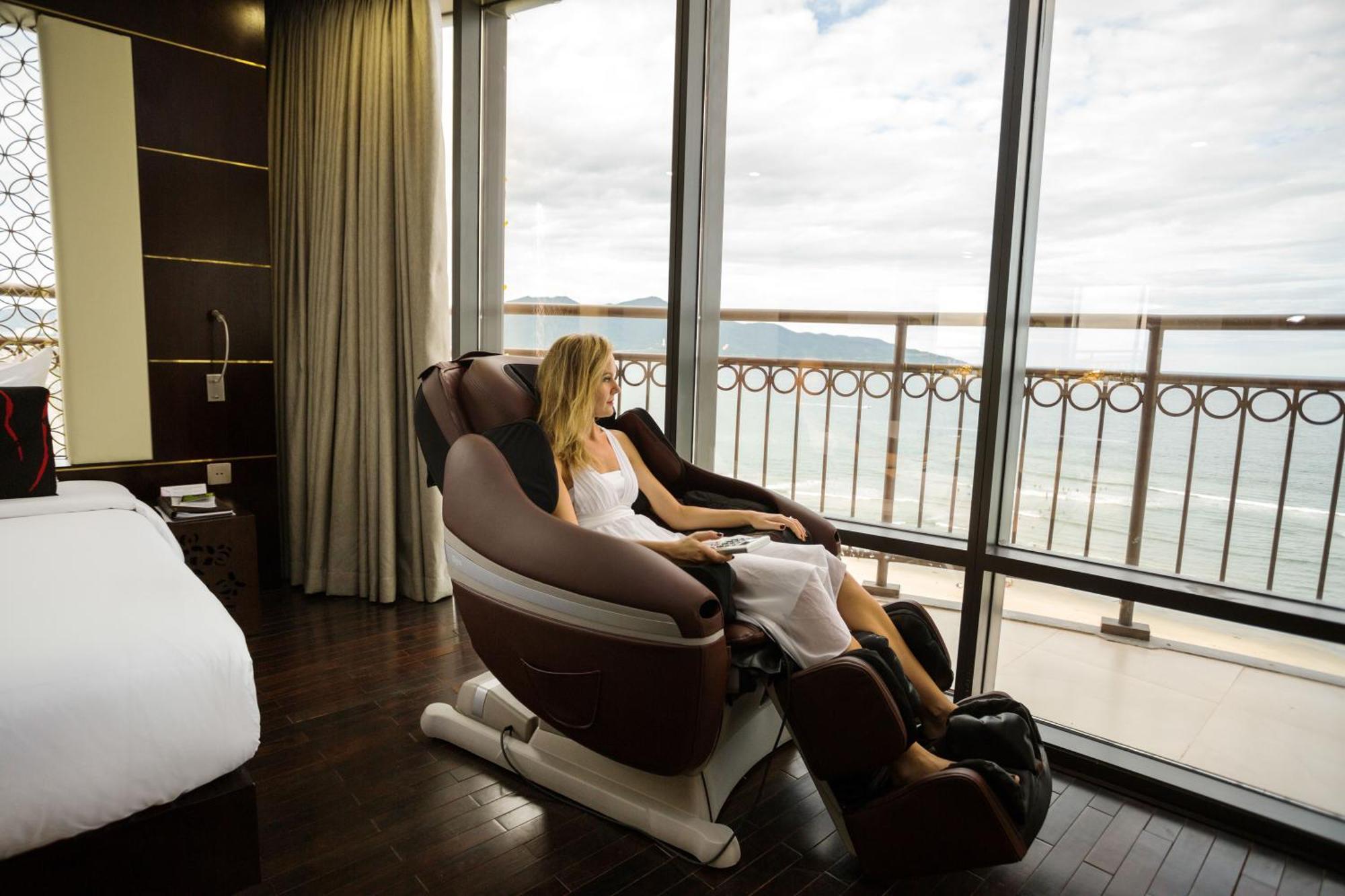 Holiday Beach Hotel Danang 5*