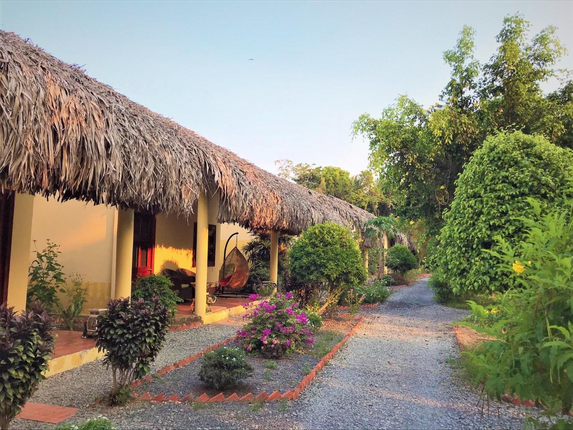 Mango Riverside Bed & Breakfast
