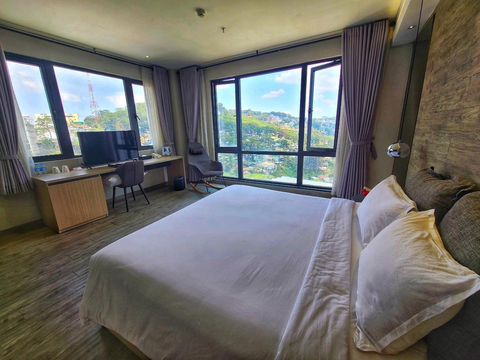 The Luxe Khách sạn
