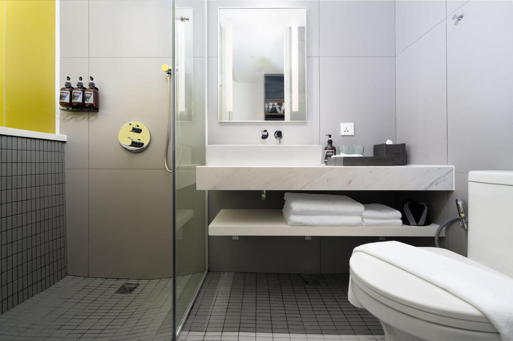 Wink - 24hrs & Rooftop Pool Bar Khách sạn 4*
