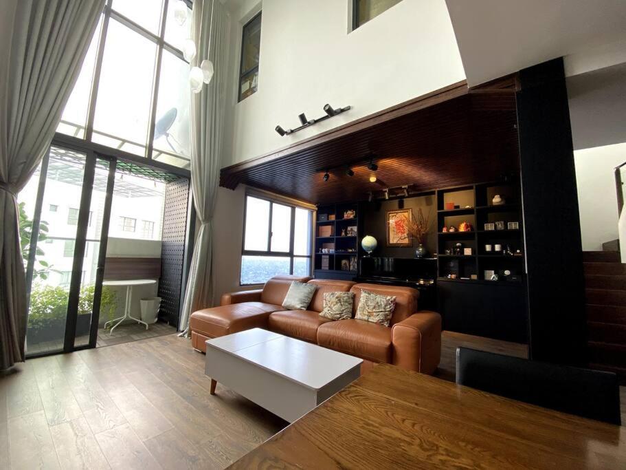 Luxury Duplex Near Airport Apartment *