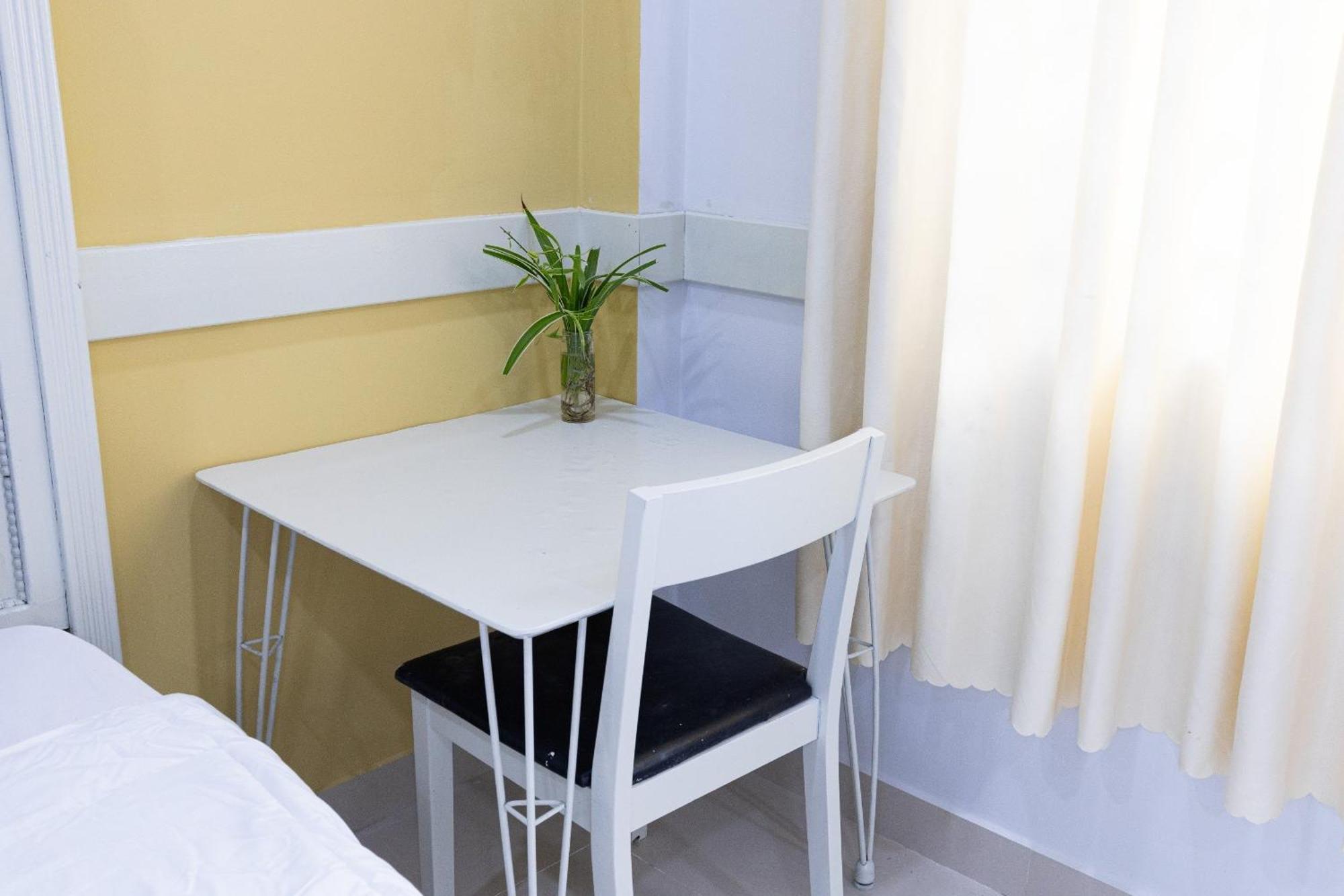 Apartment Sunny Big Window Near Airport Ho Chi Minh City