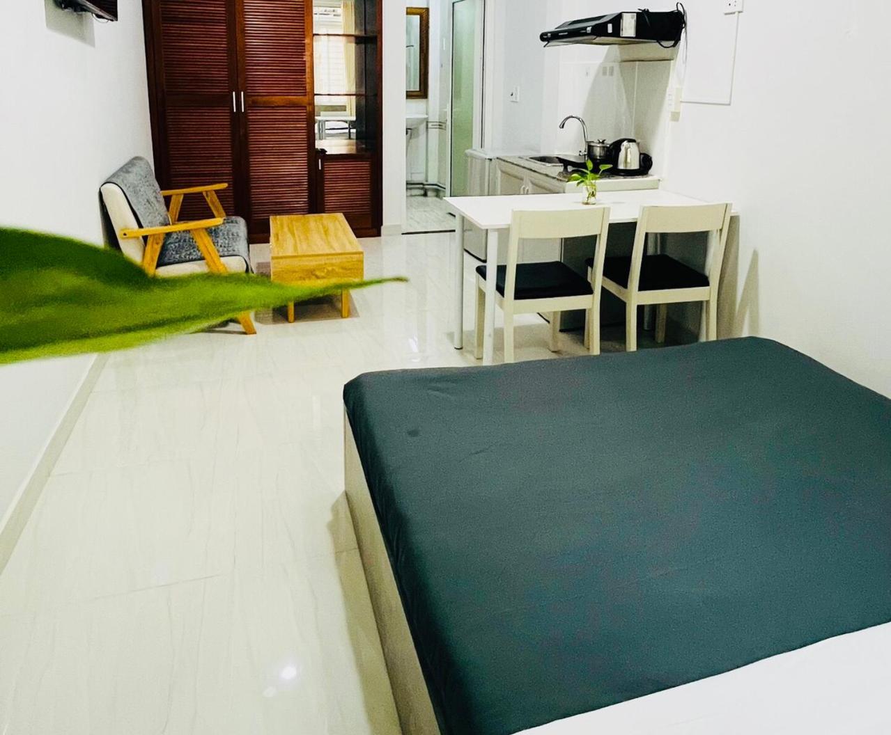 Apartment Sunny Big Window Near Airport Ho Chi Minh City
