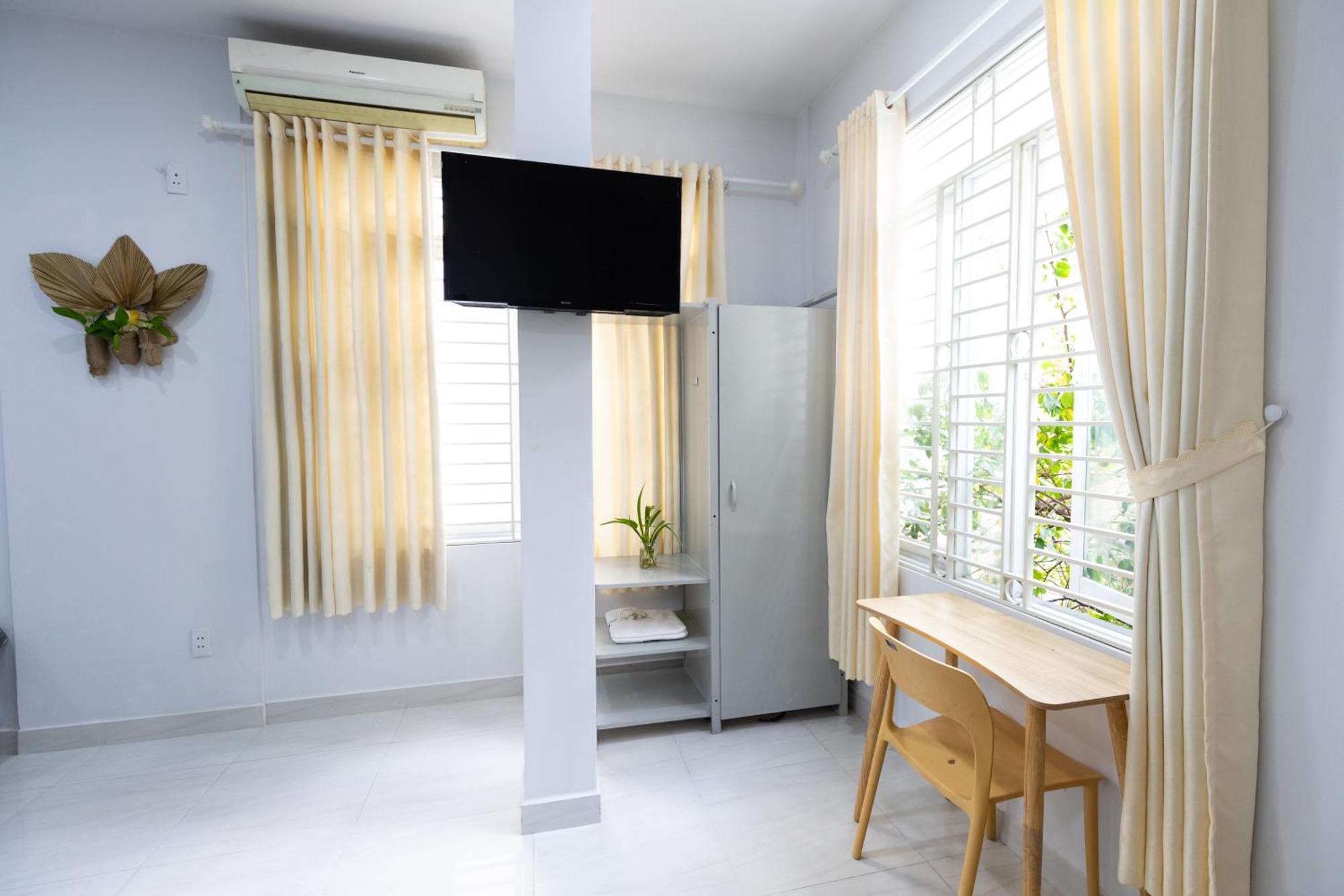 Sunny Big Window Near Airport Apartment Ho Chi Minh City
