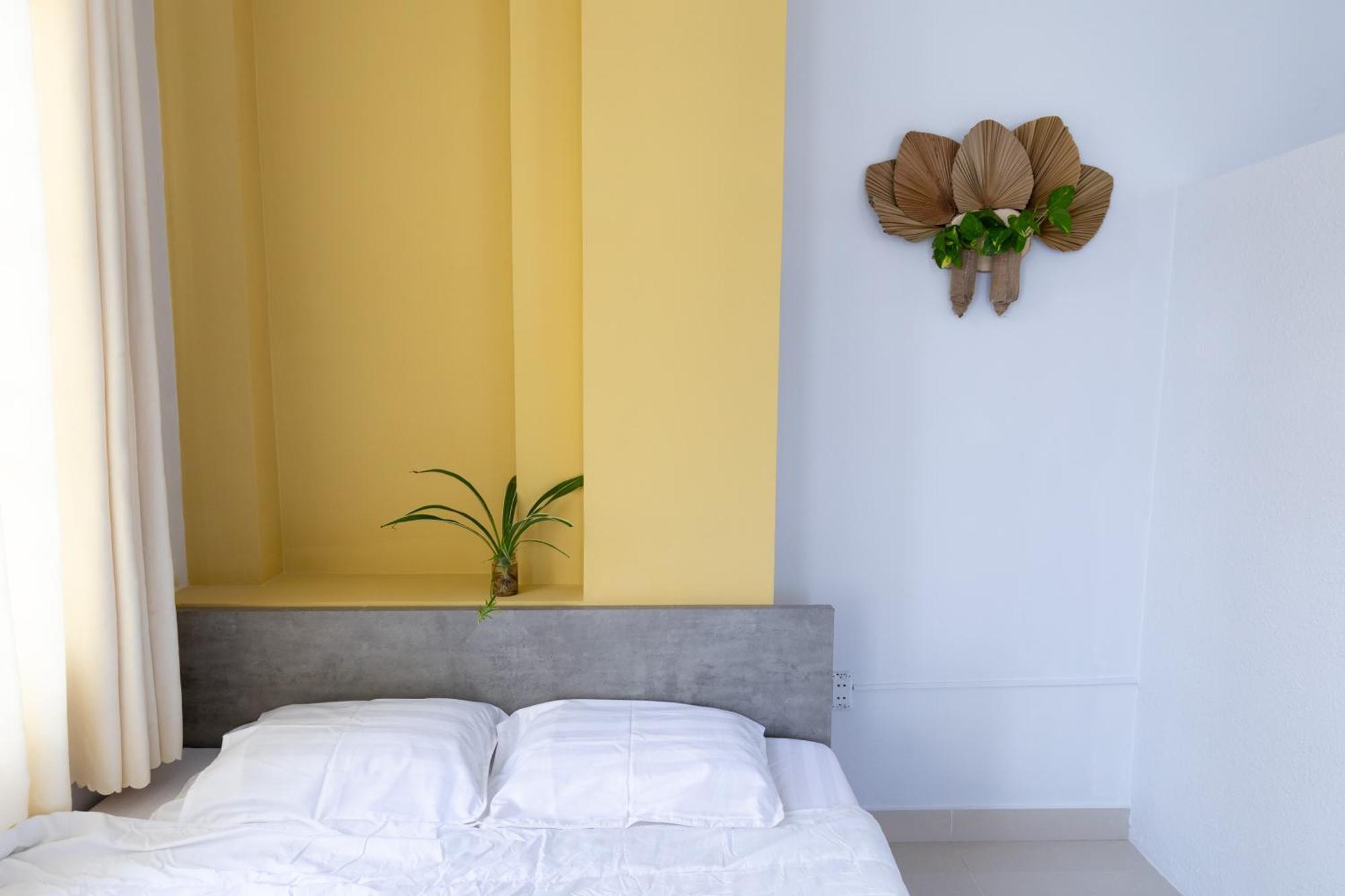 Apartment Sunny Big Window Near Airport Ho Chi Minh City