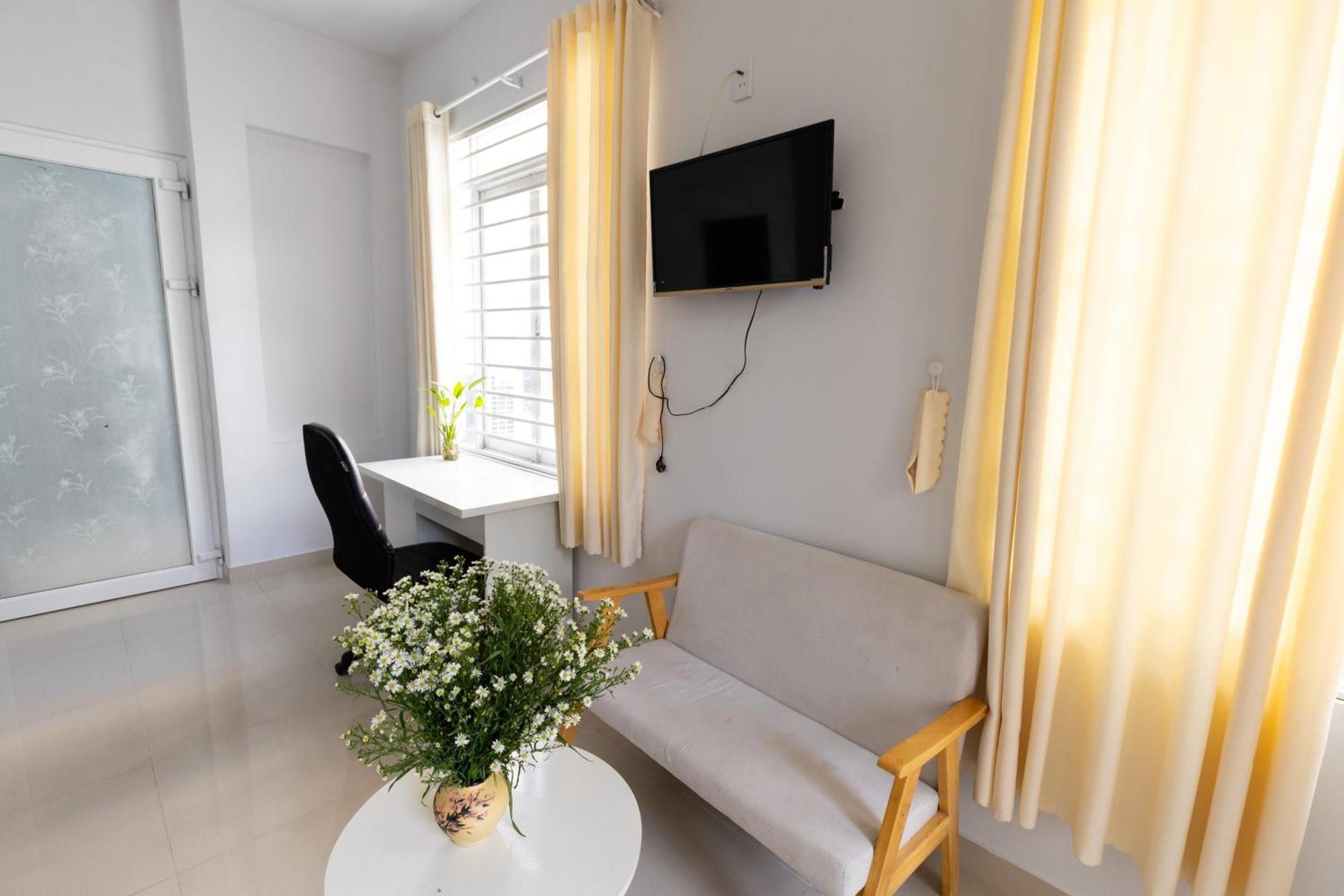 Apartment Sunny Big Window Near Airport *