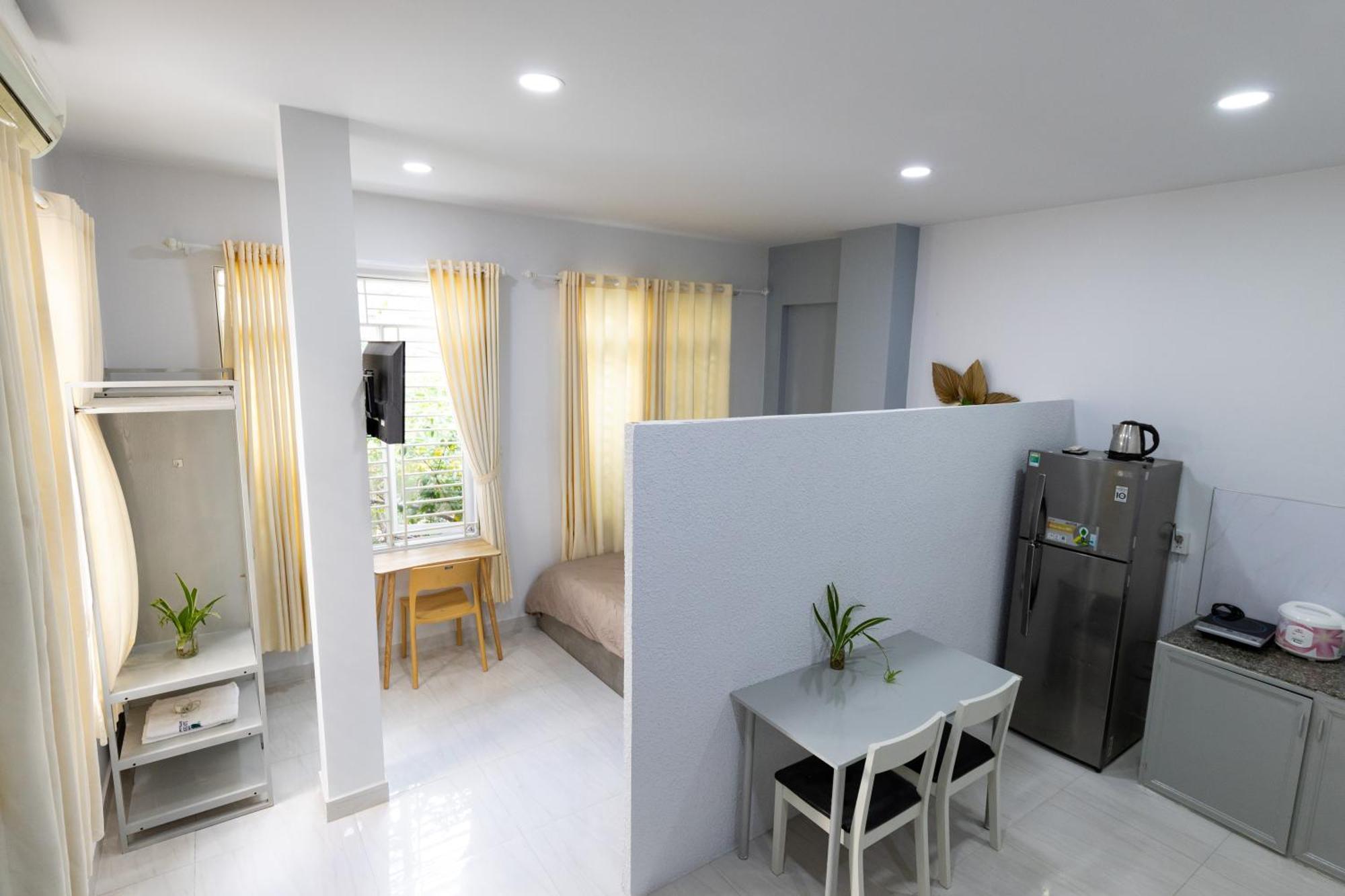 Sunny Big Window Near Airport Apartment Ho Chi Minh City