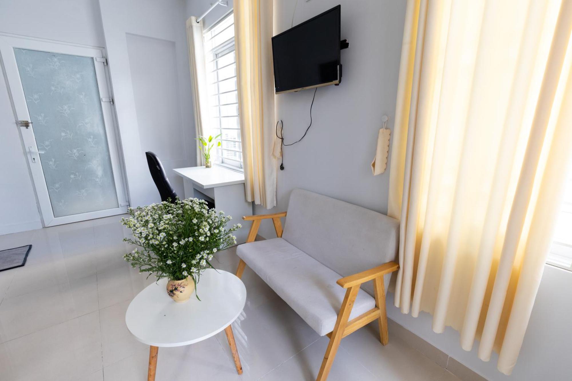 Apartment Sunny Big Window Near Airport *