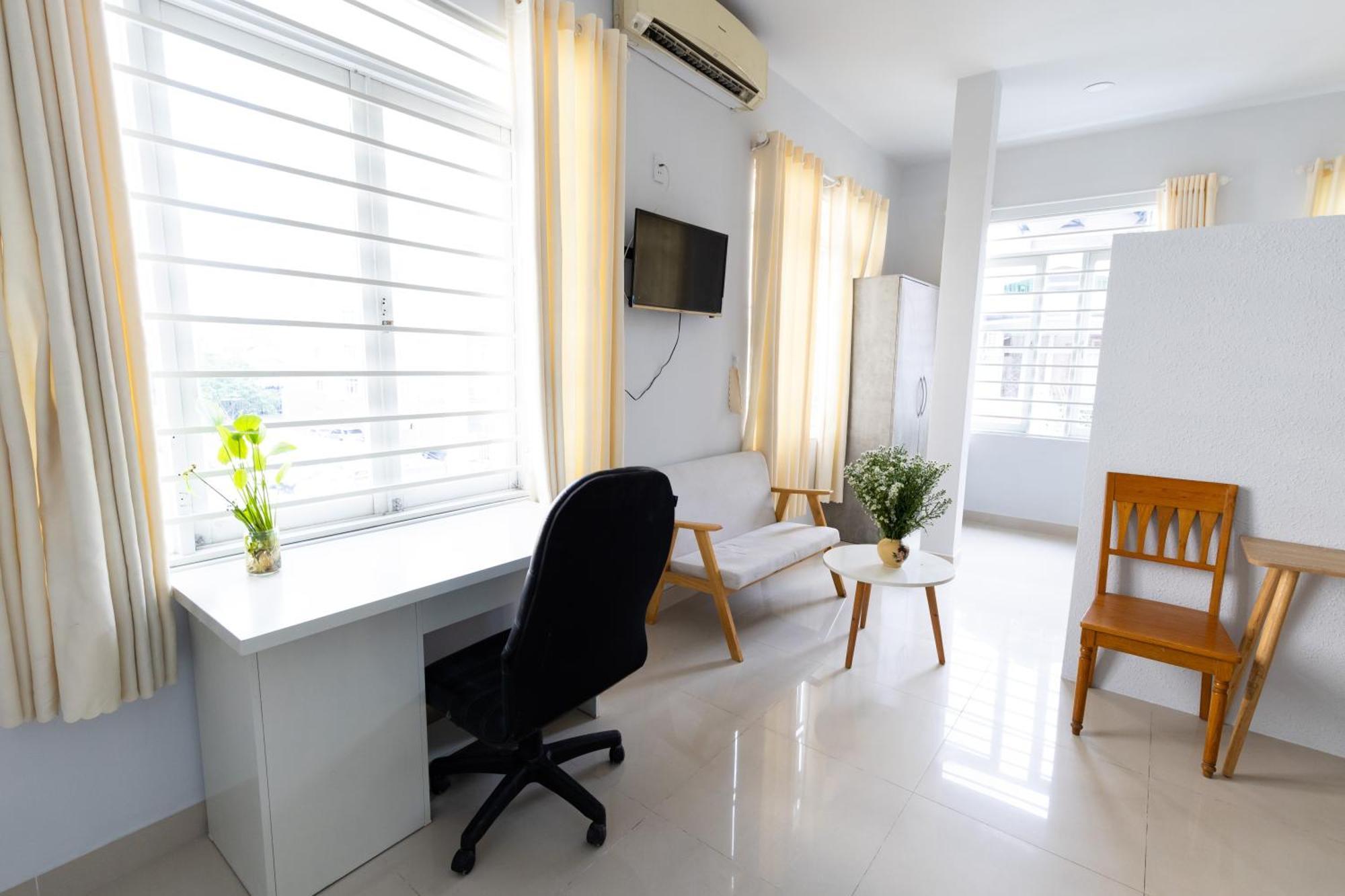 Sunny Big Window Near Airport Apartment *