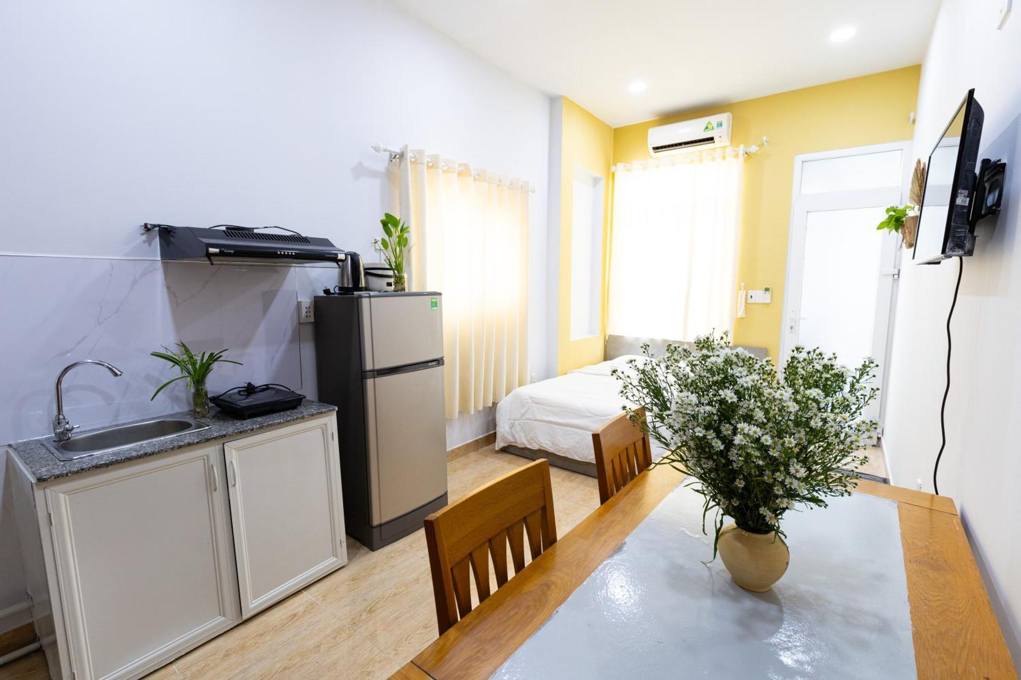 Apartment Sunny Big Window Near Airport *