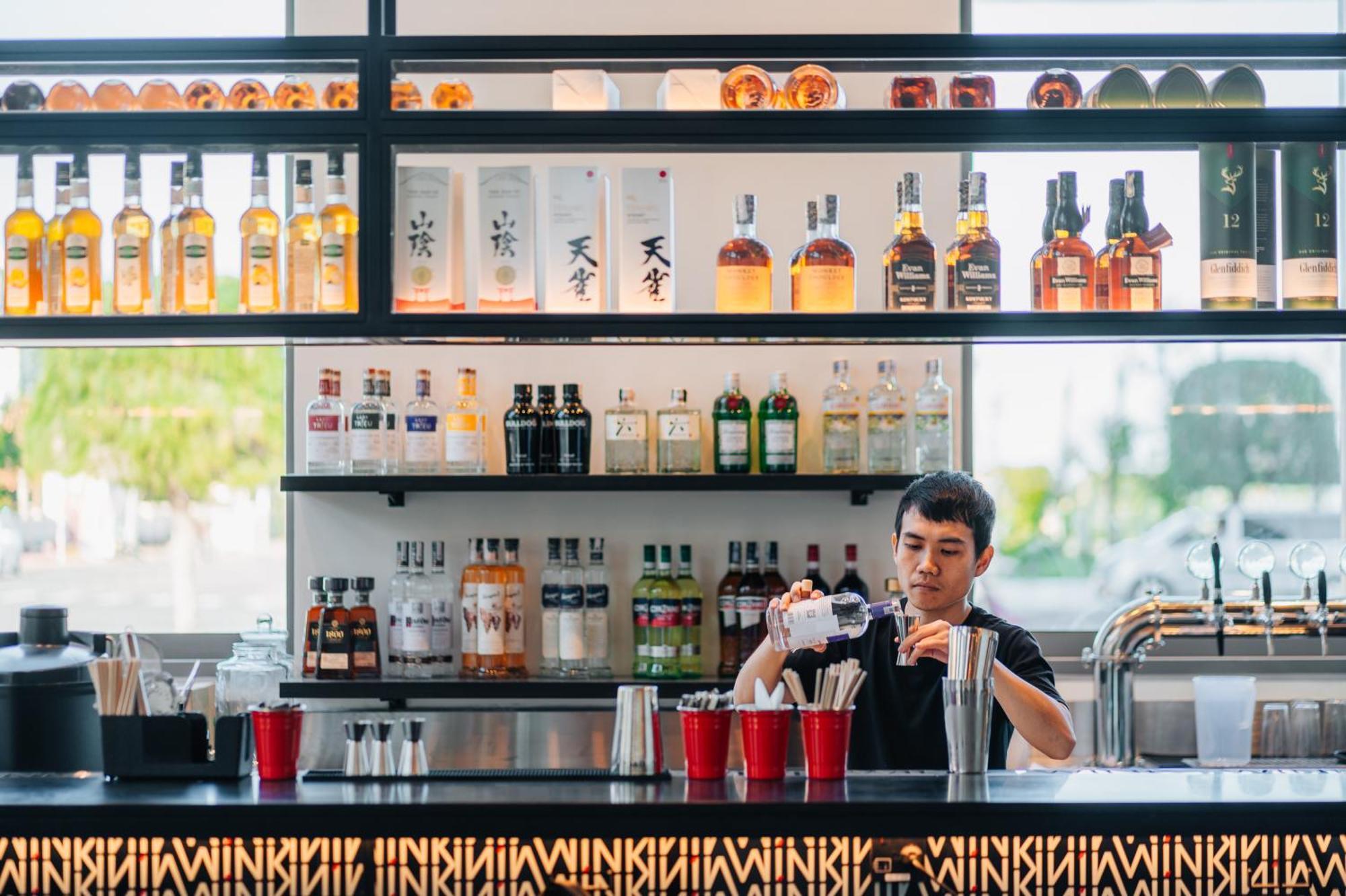Wink - 24hrs & Rooftop Pool Bar Khách sạn