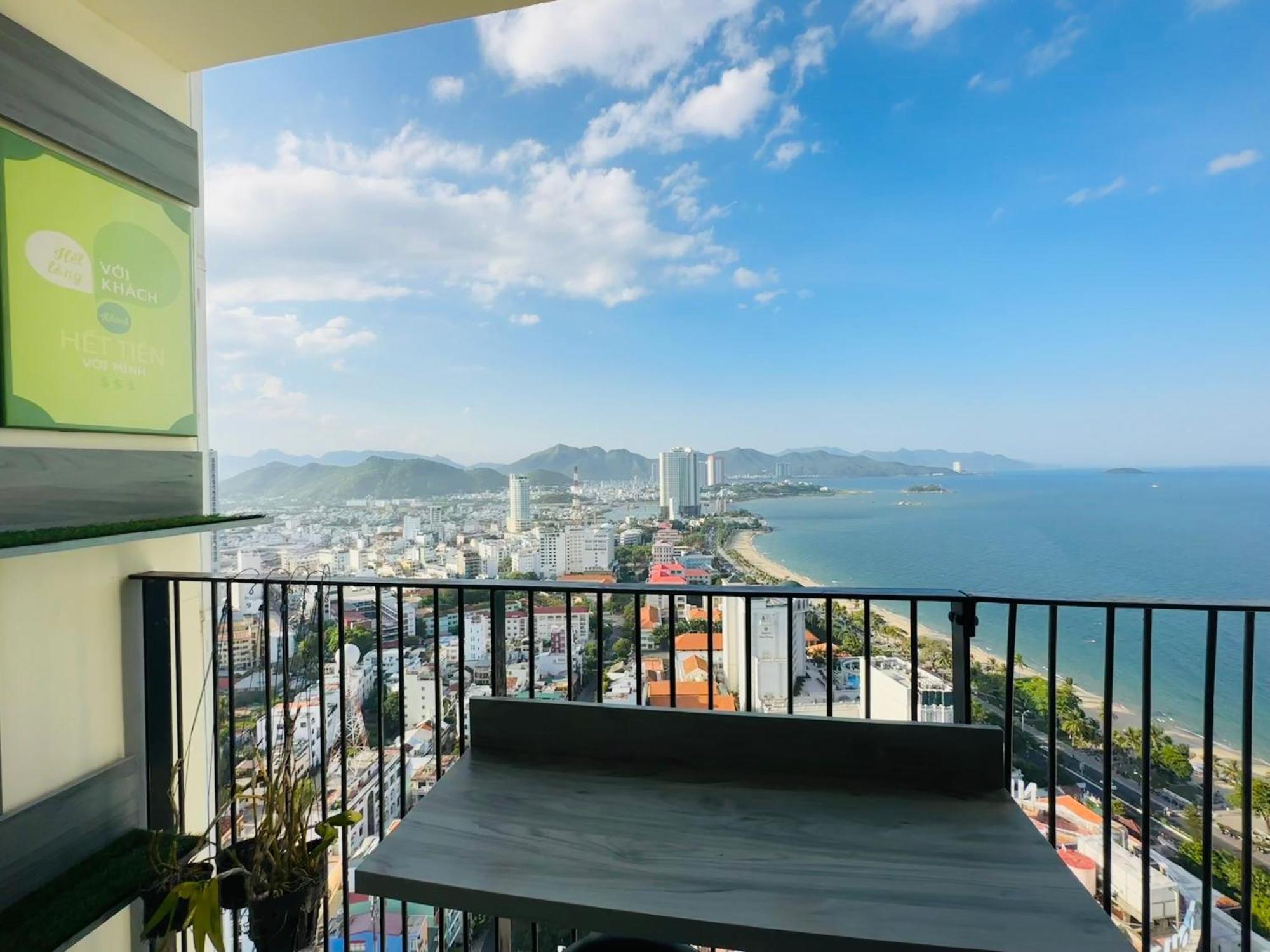 Gold Coast Luxury - Ocean View Apartment