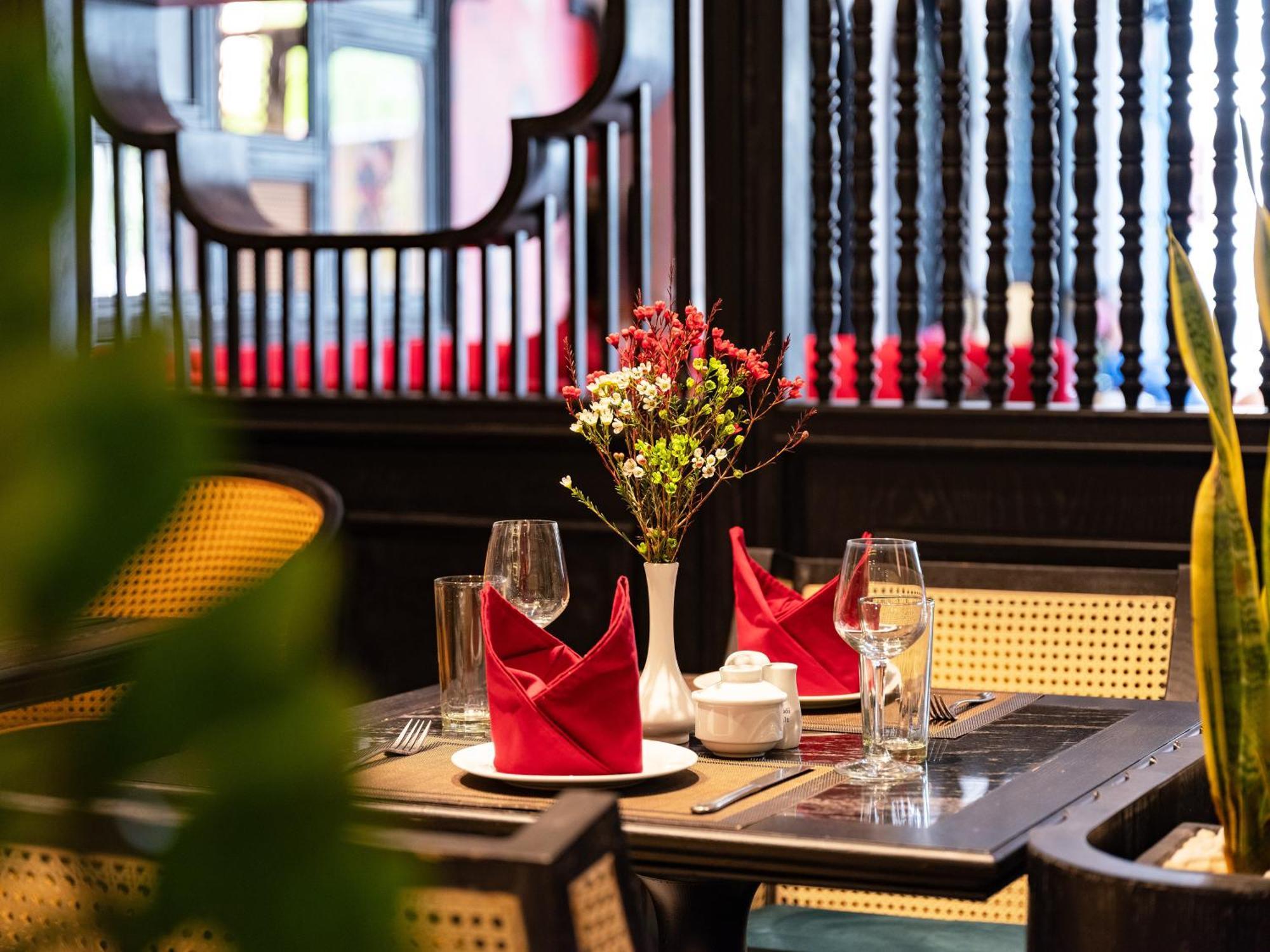 Khách sạn Serene Palace 3*