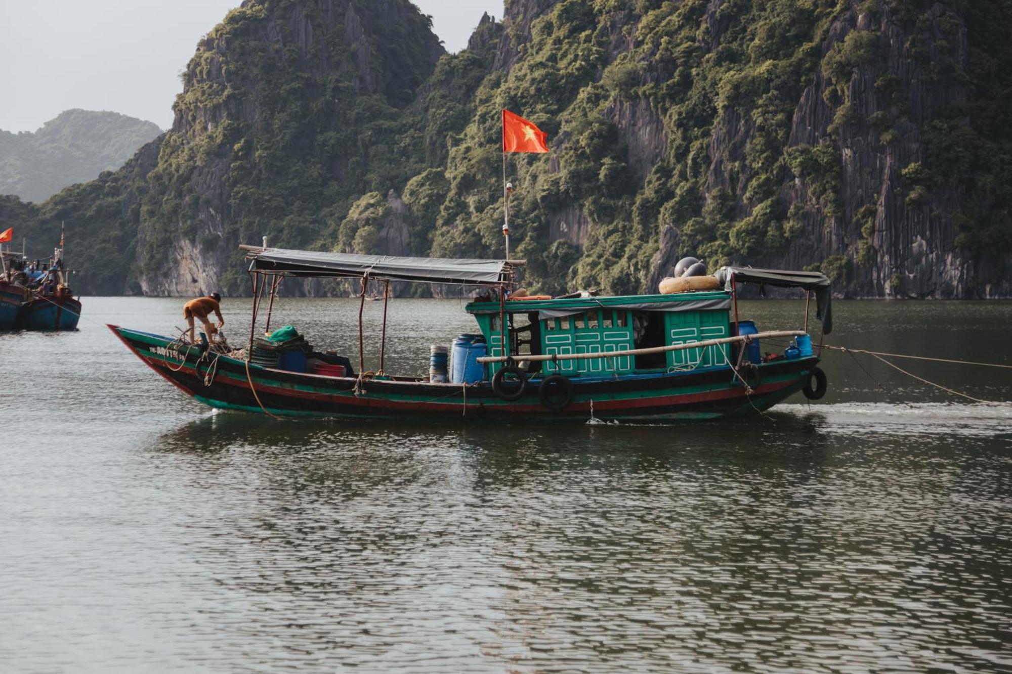 Lan Ha Floating * Dong Khe Sau