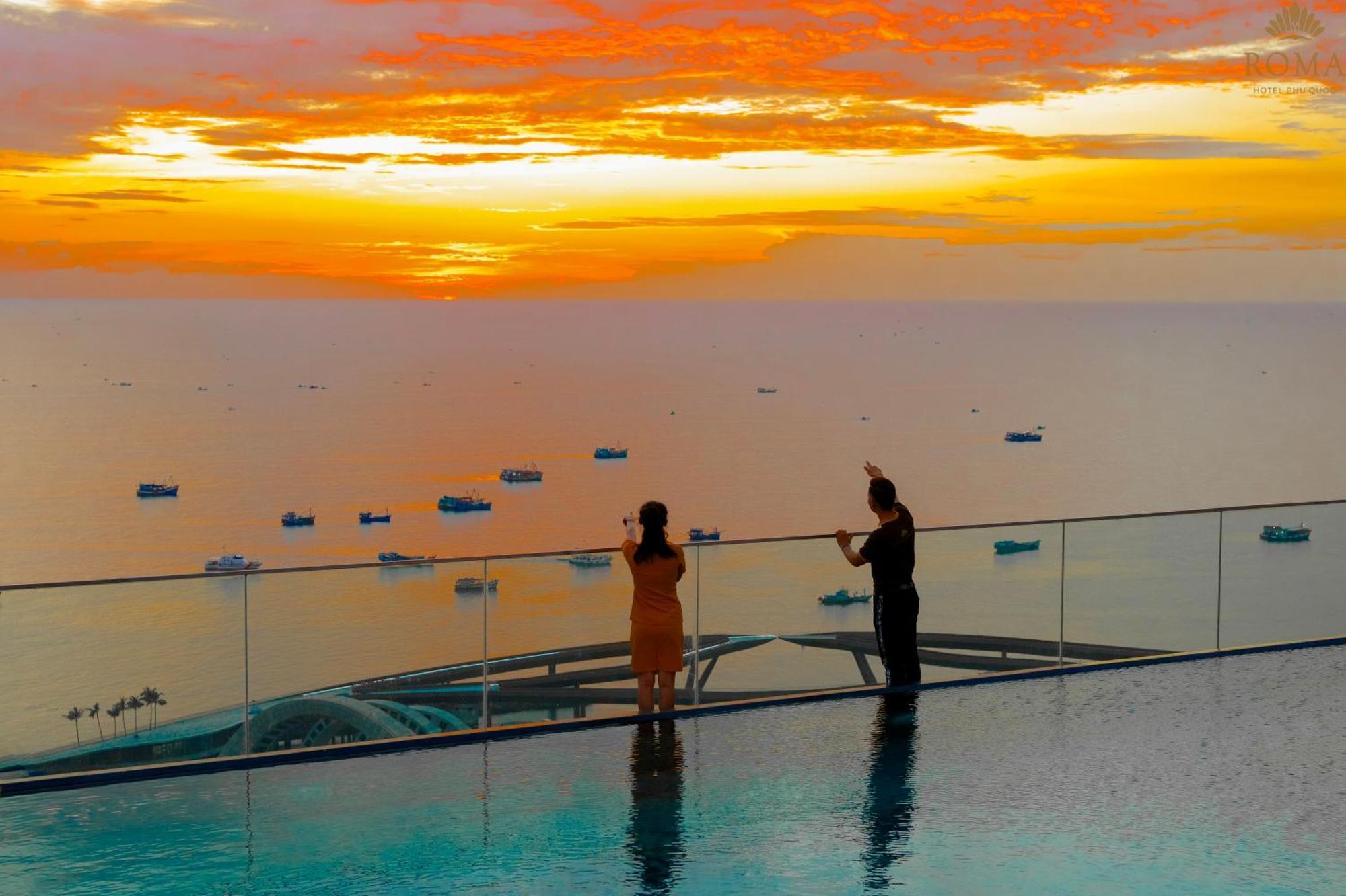 Roma - Free Airport Shuttle & Sunset Town Tour 4*