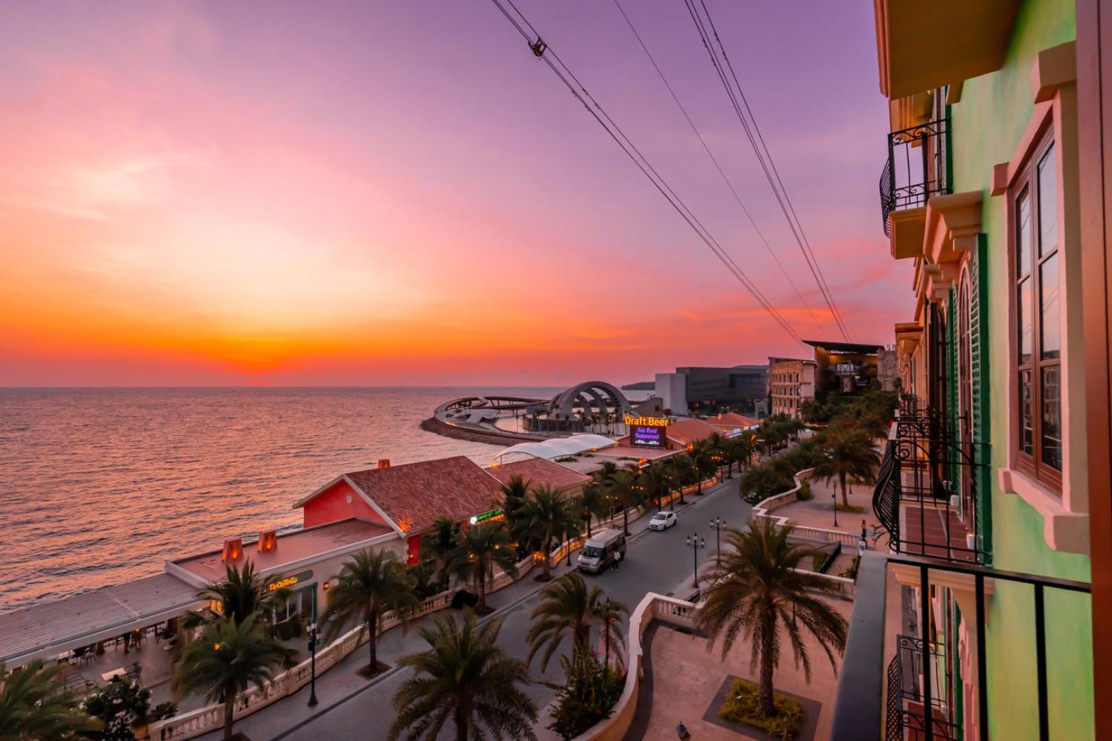 Roma - Free Airport Shuttle & Sunset Town Tour Khách sạn Phú Quốc