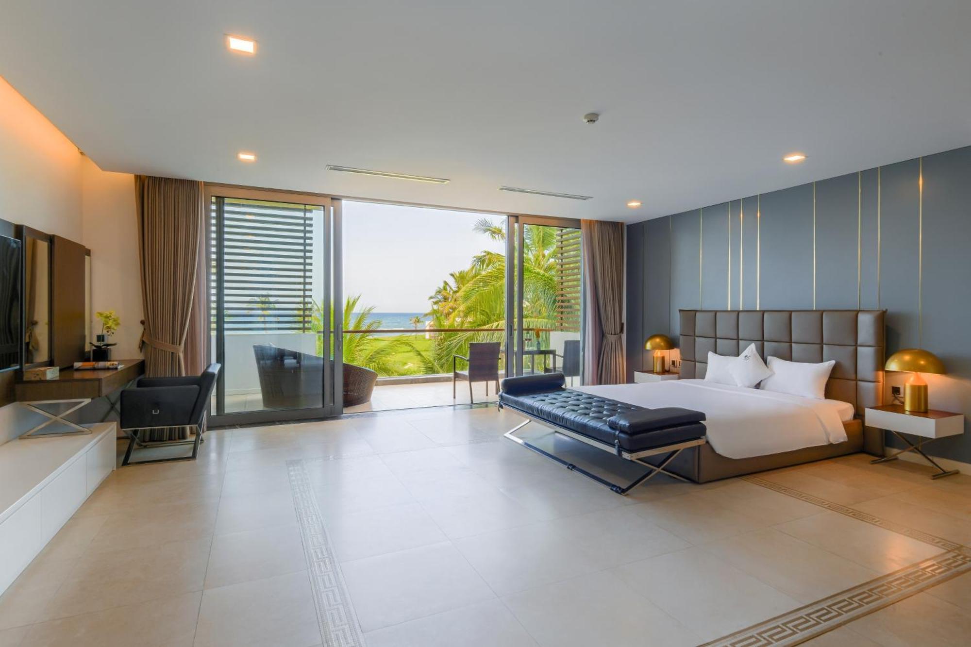 Ocean Pool Retreat In Villa