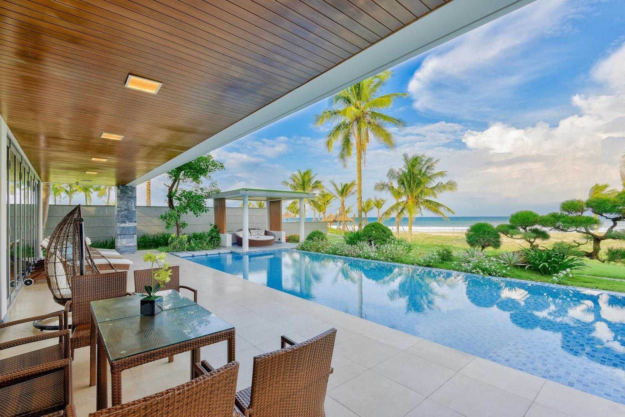 Ocean Pool Retreat In Villa