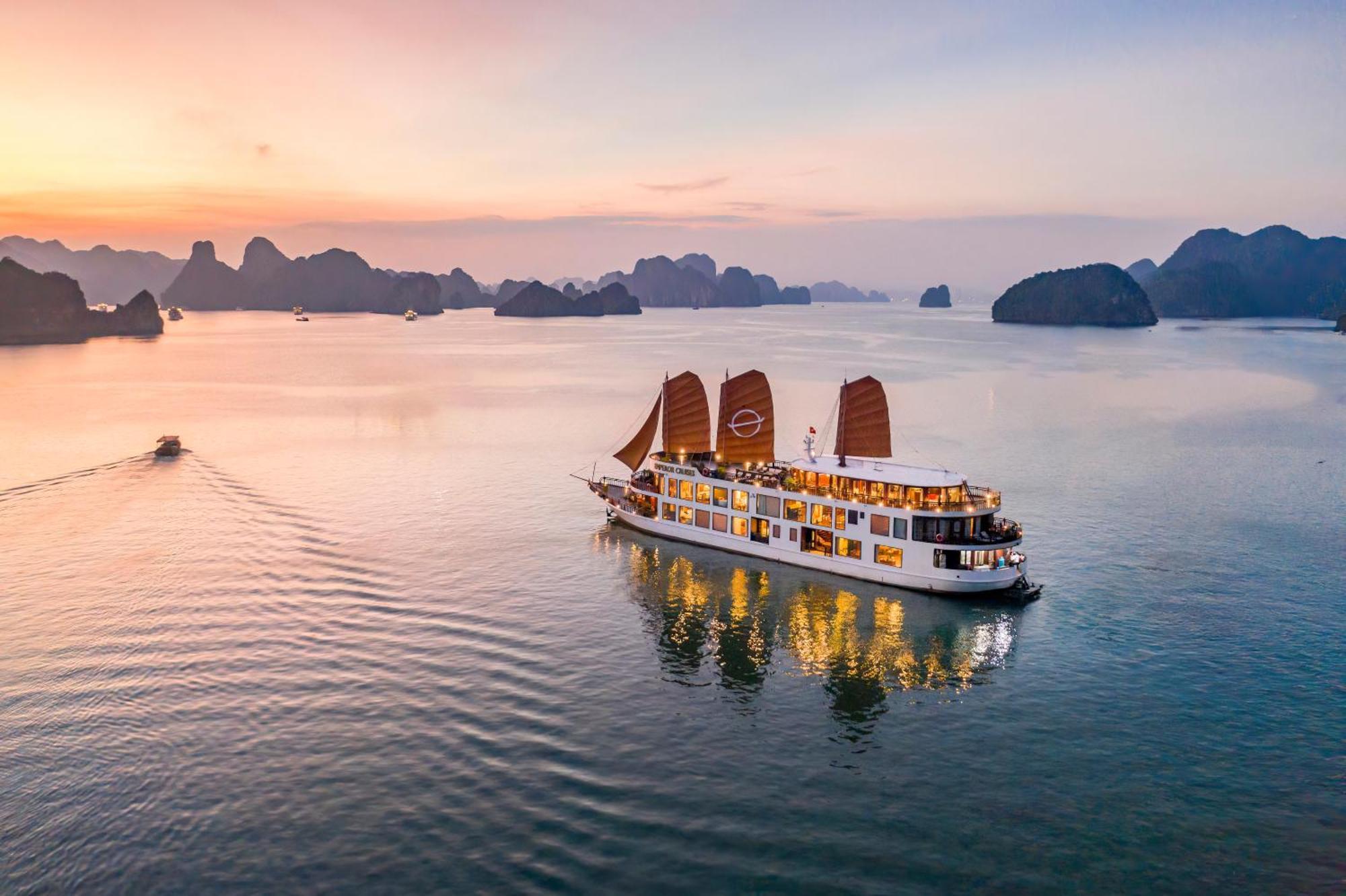 Emperor Cruises Legacy Hạ Long