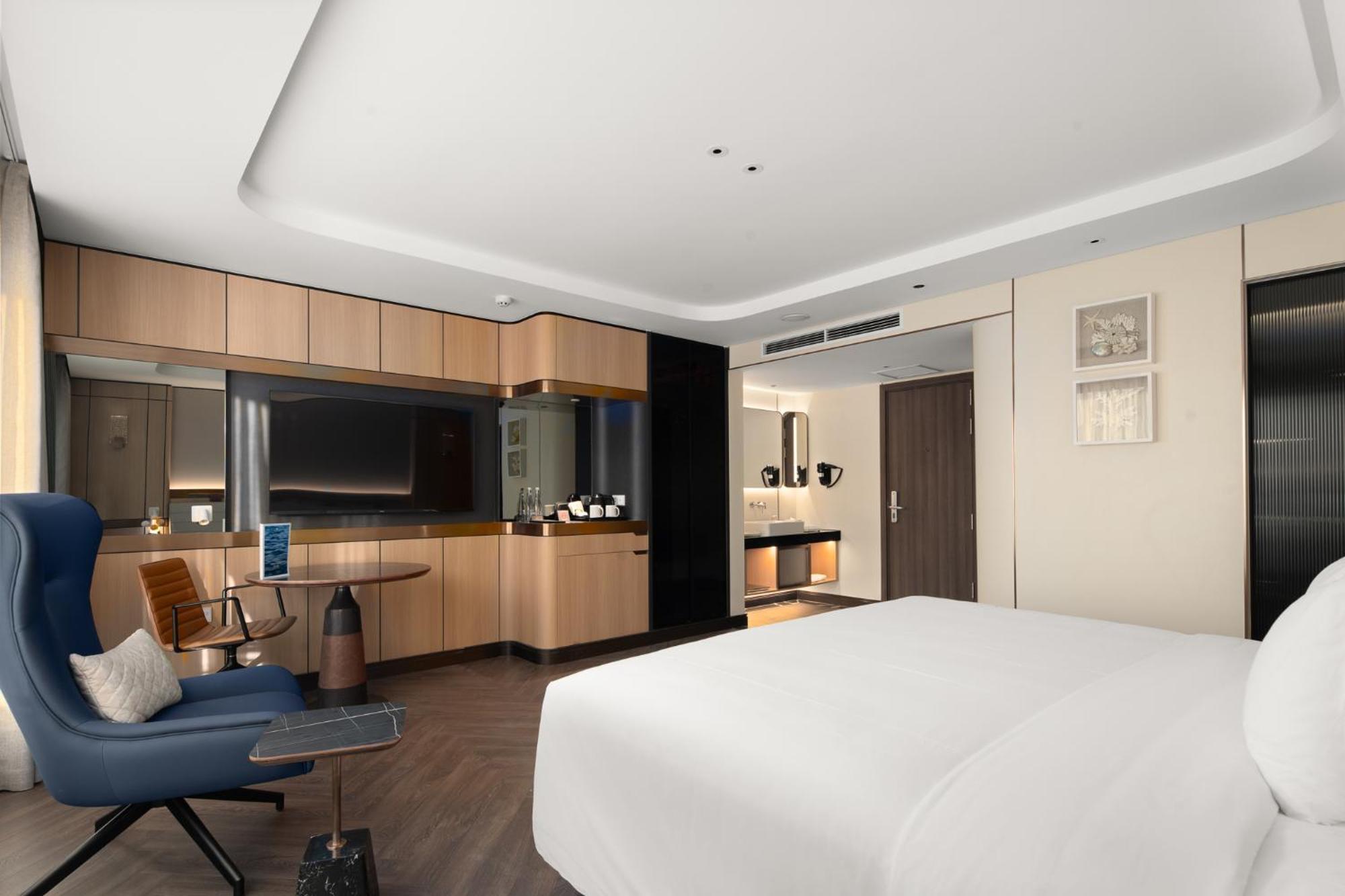 Essence Grand Halong Bay Cruise  5*