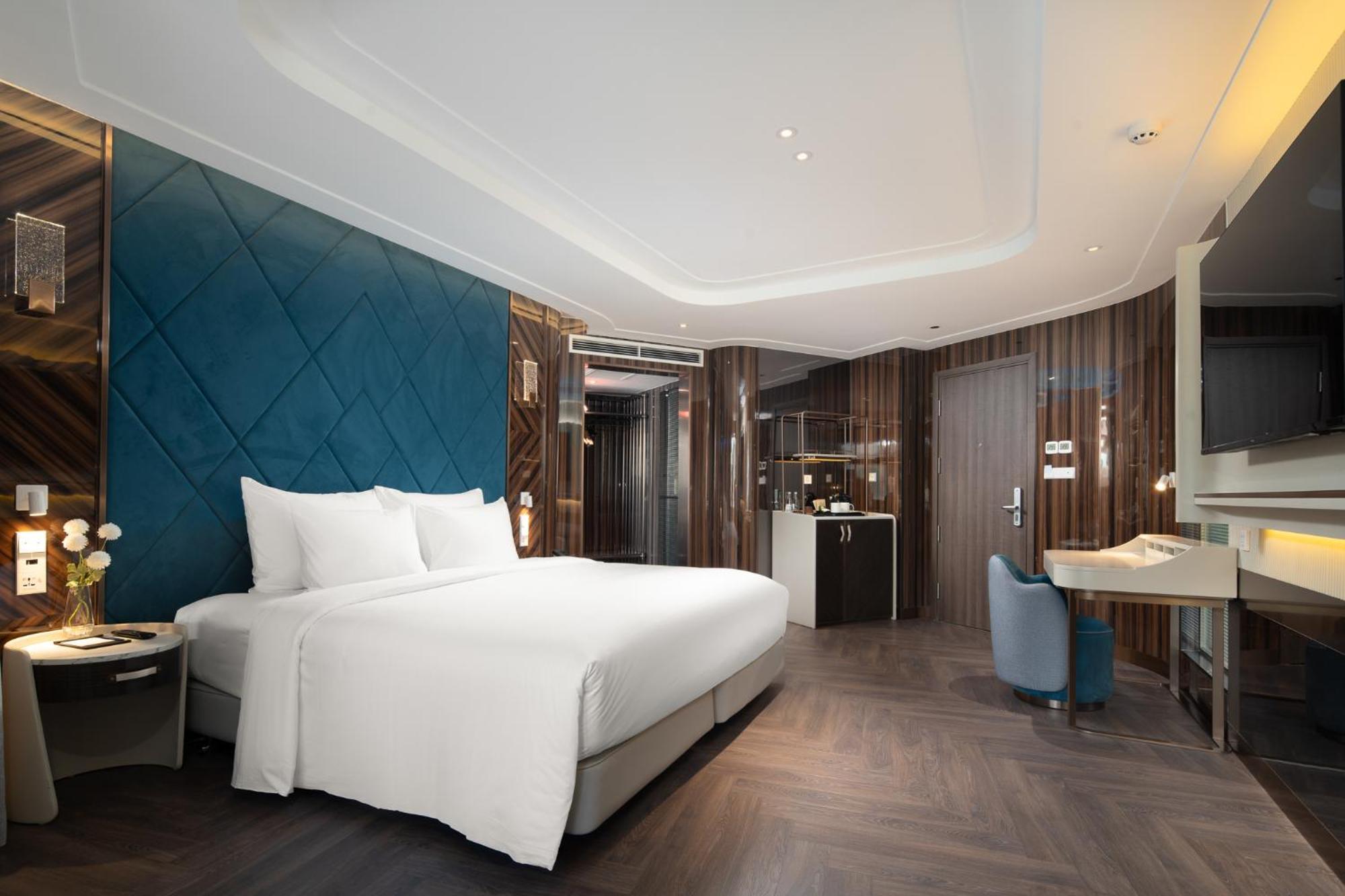 Essence Grand Halong Bay Cruise 