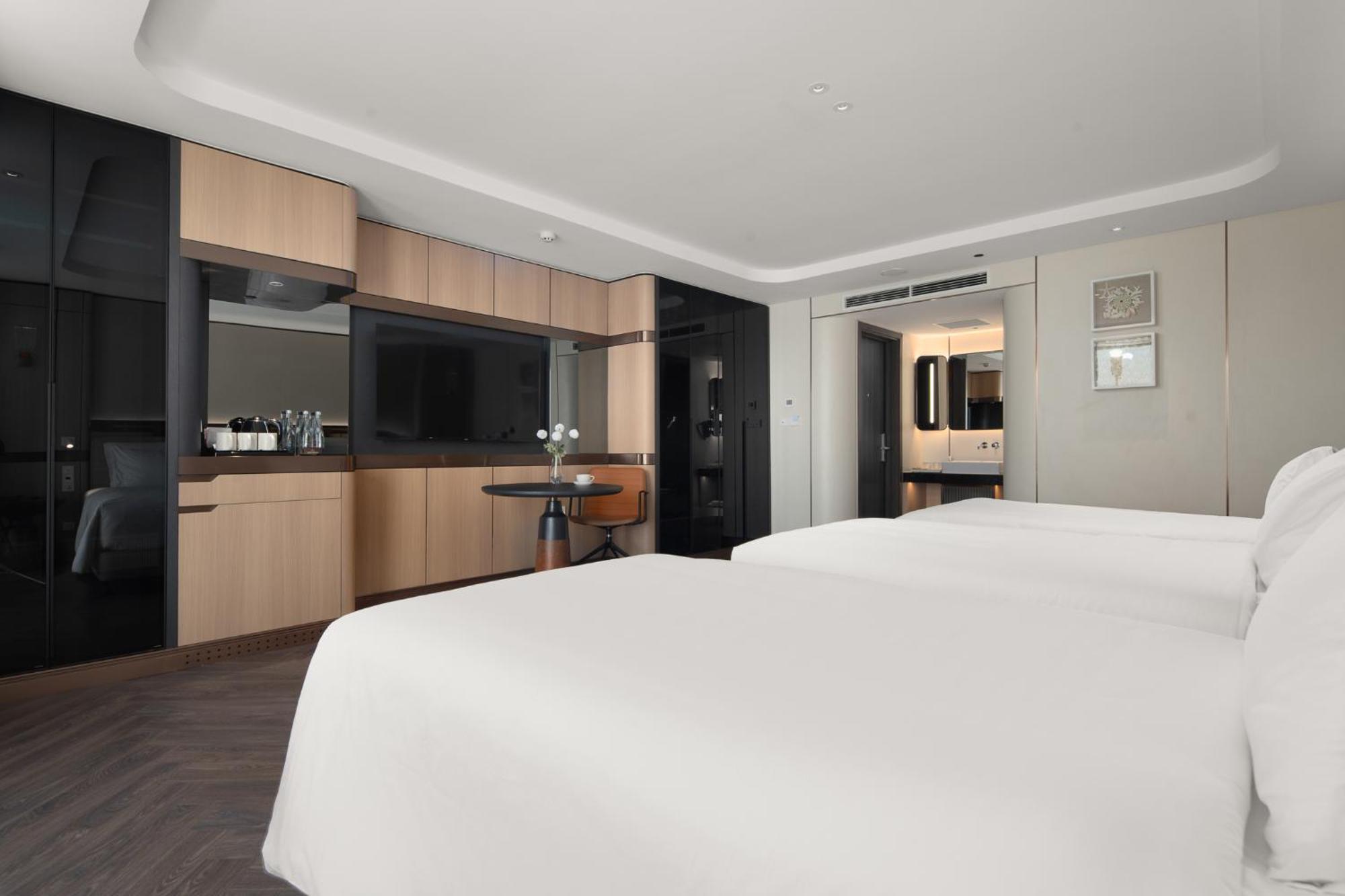 Essence Grand Halong Bay Cruise 5* Ha Long