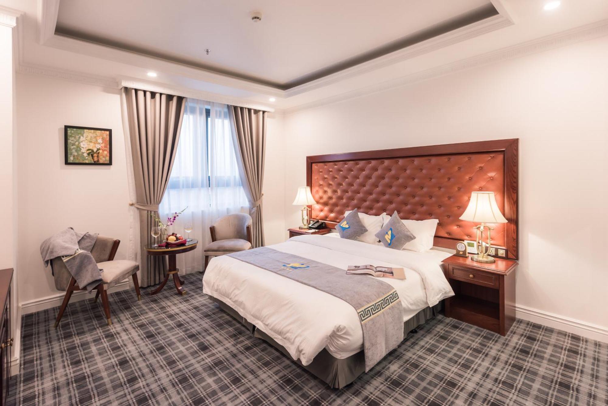 The Shine Khách sạn 4*