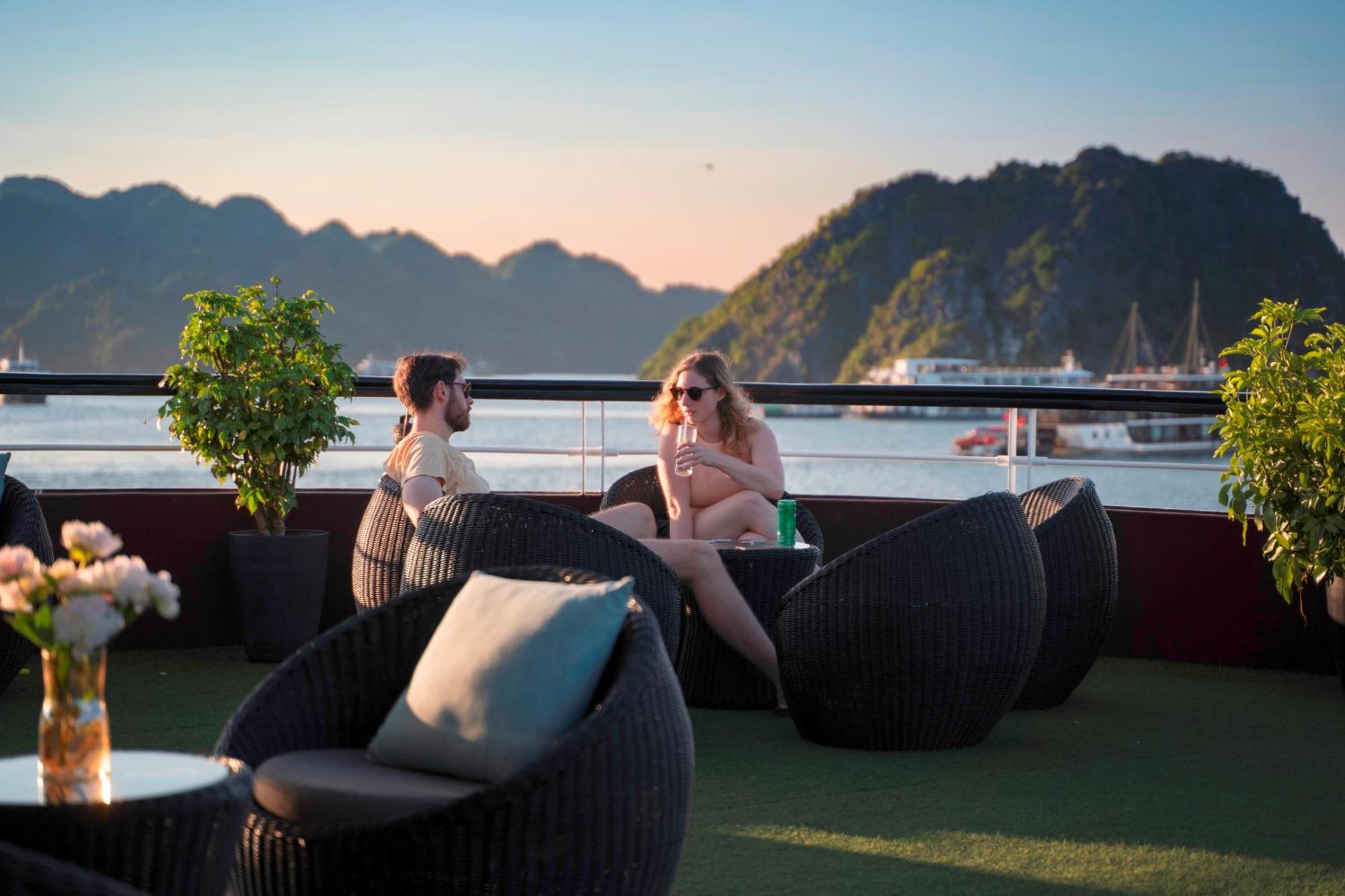  Le Theatre Cruises - Wonder On Lan Ha Bay