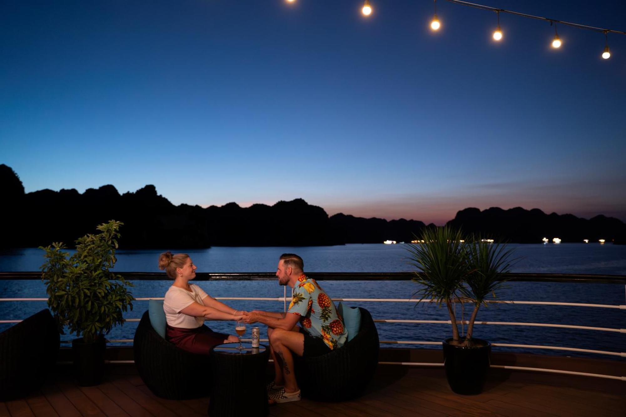 Le Theatre Cruises - Wonder On Lan Ha Bay 