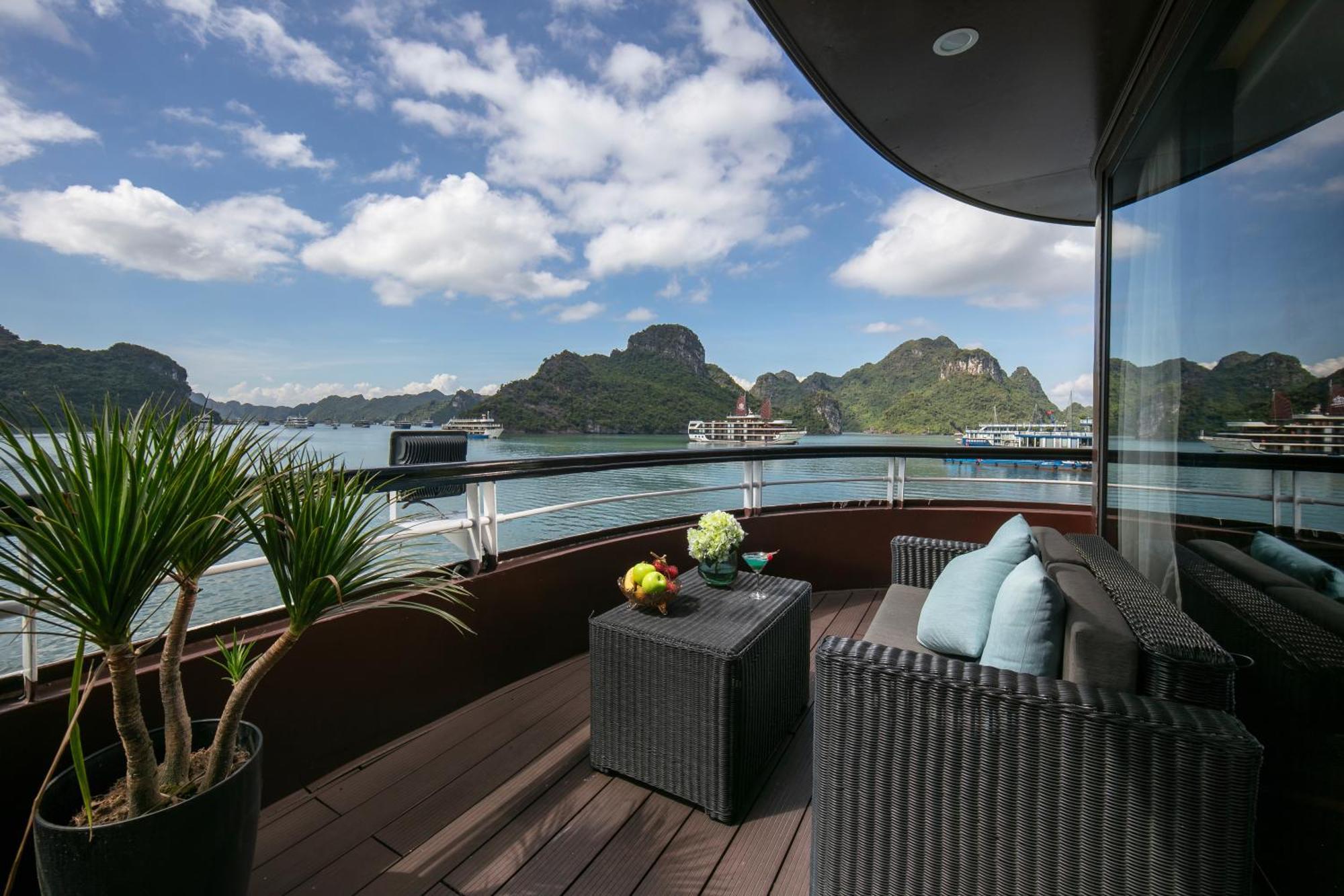 Le Theatre Cruises - Wonder On Lan Ha Bay 