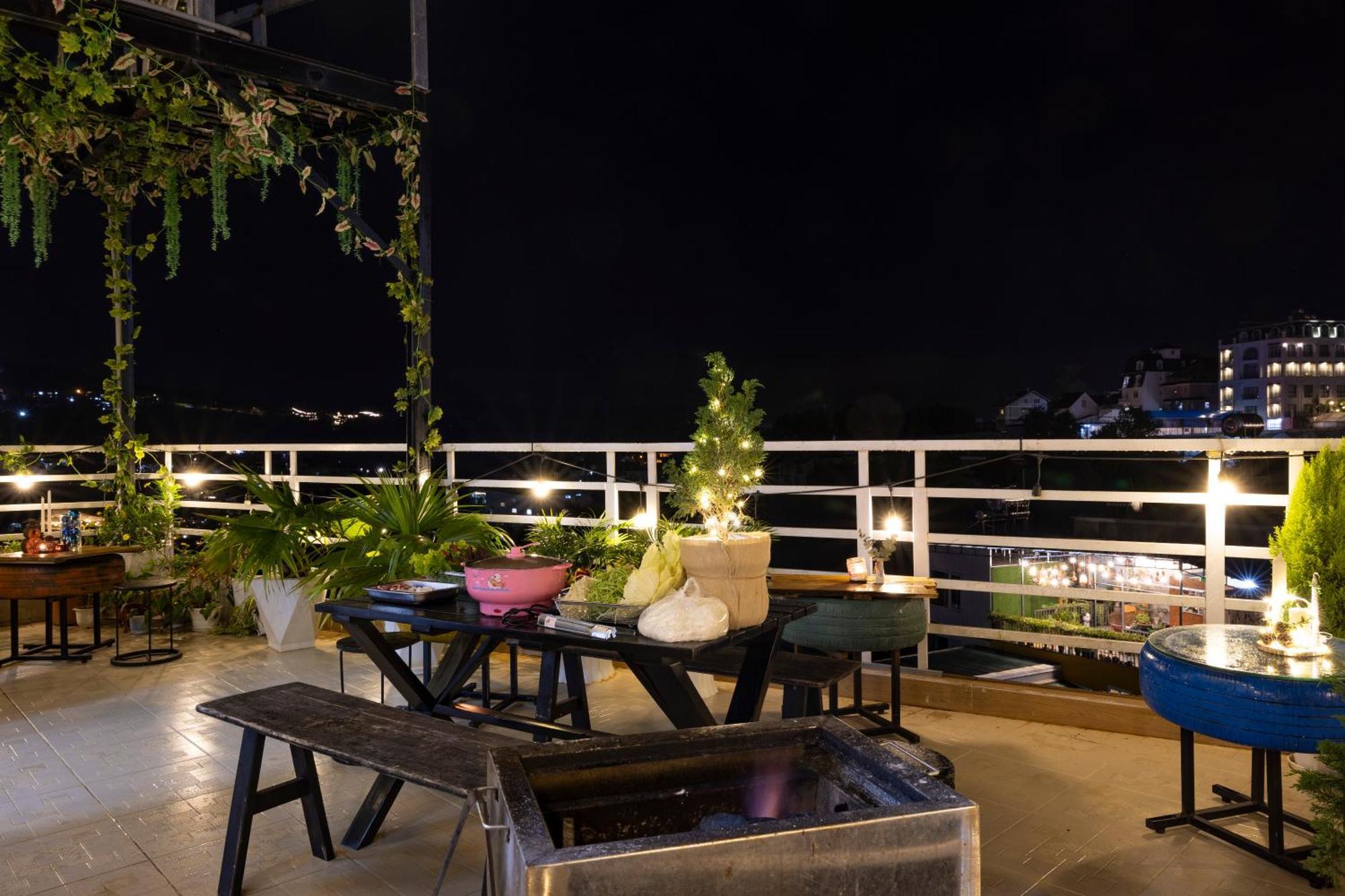 Nha Giang Sinh Tren Doi Hotel