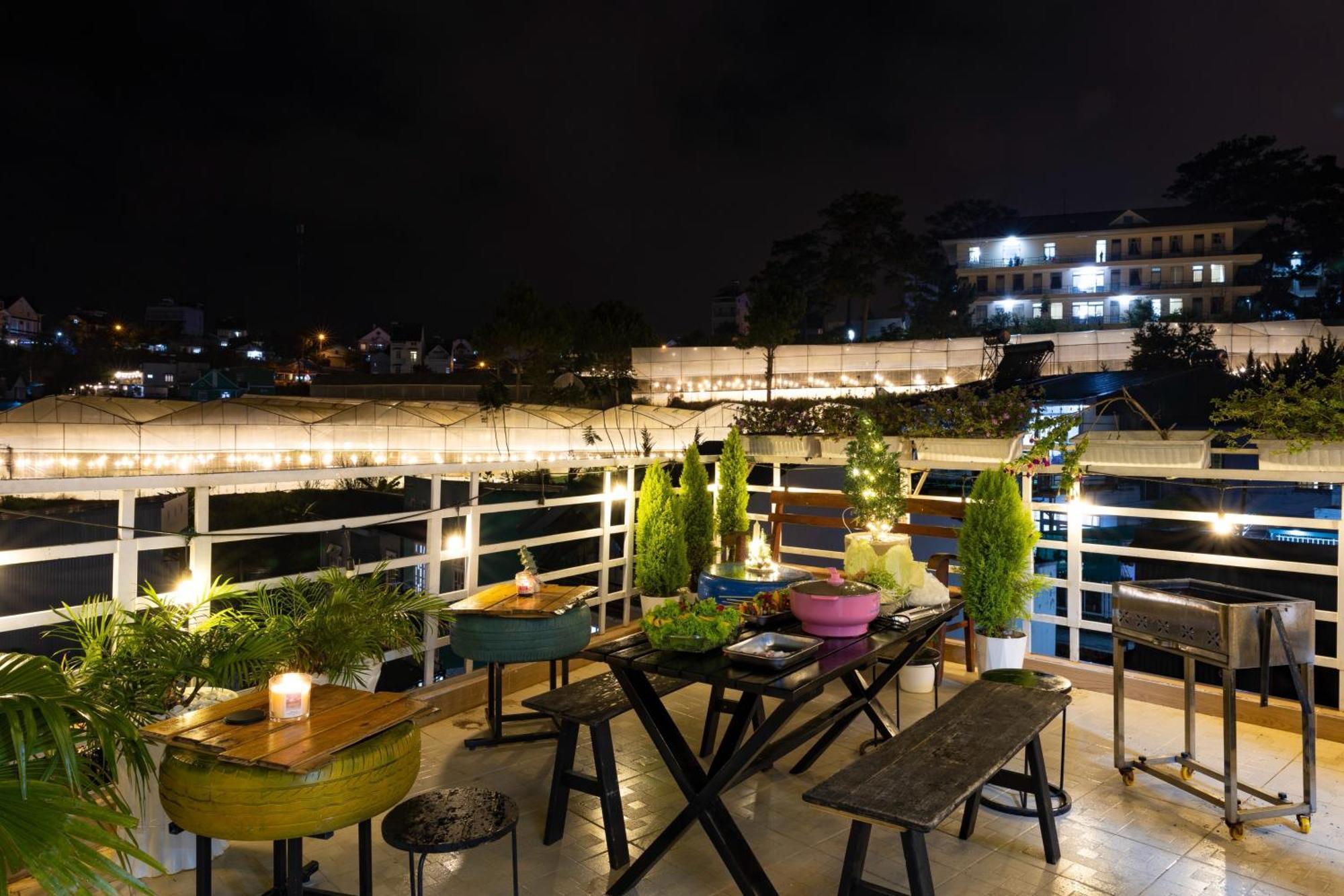 Hotel Nha Giang Sinh Tren Doi *