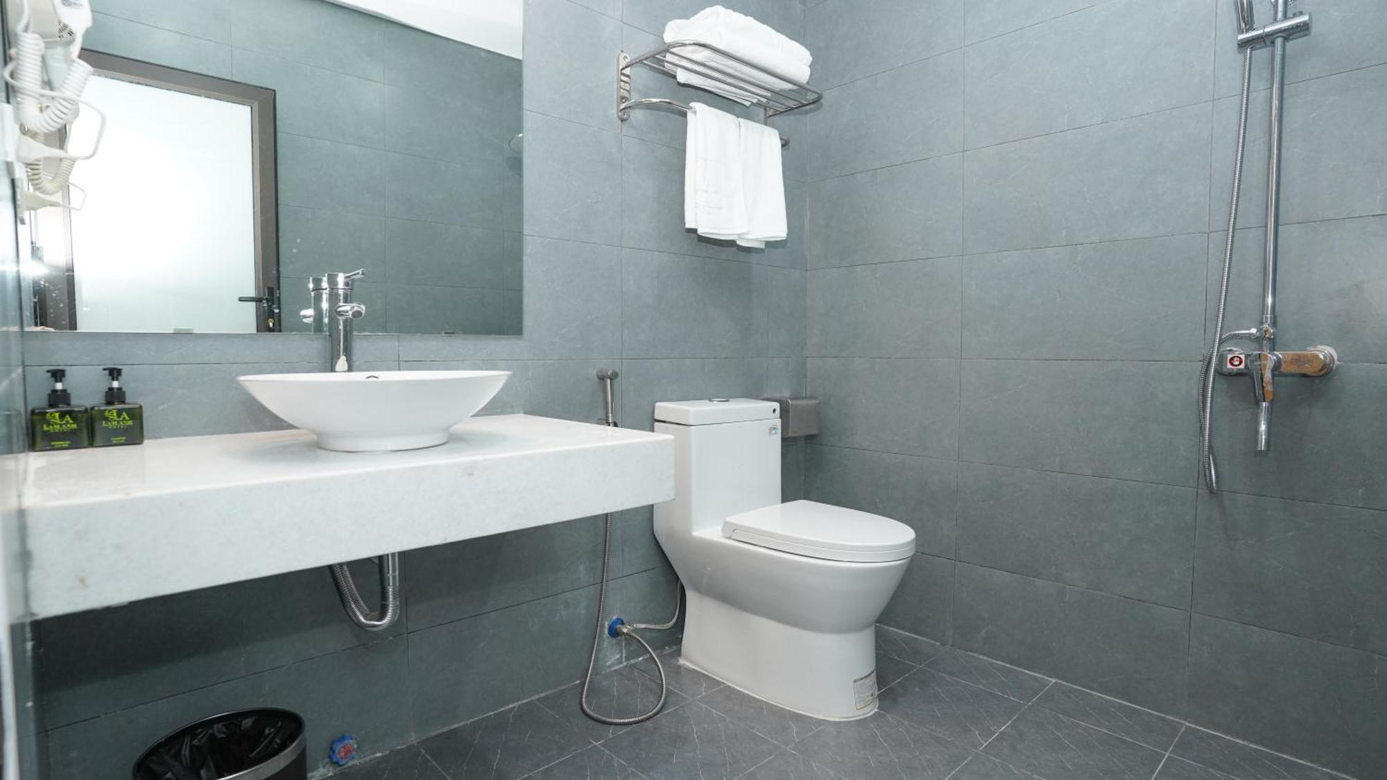 Khách sạn Khach San Lam Anh Ngoai Giao Doan Ha Noi 3*