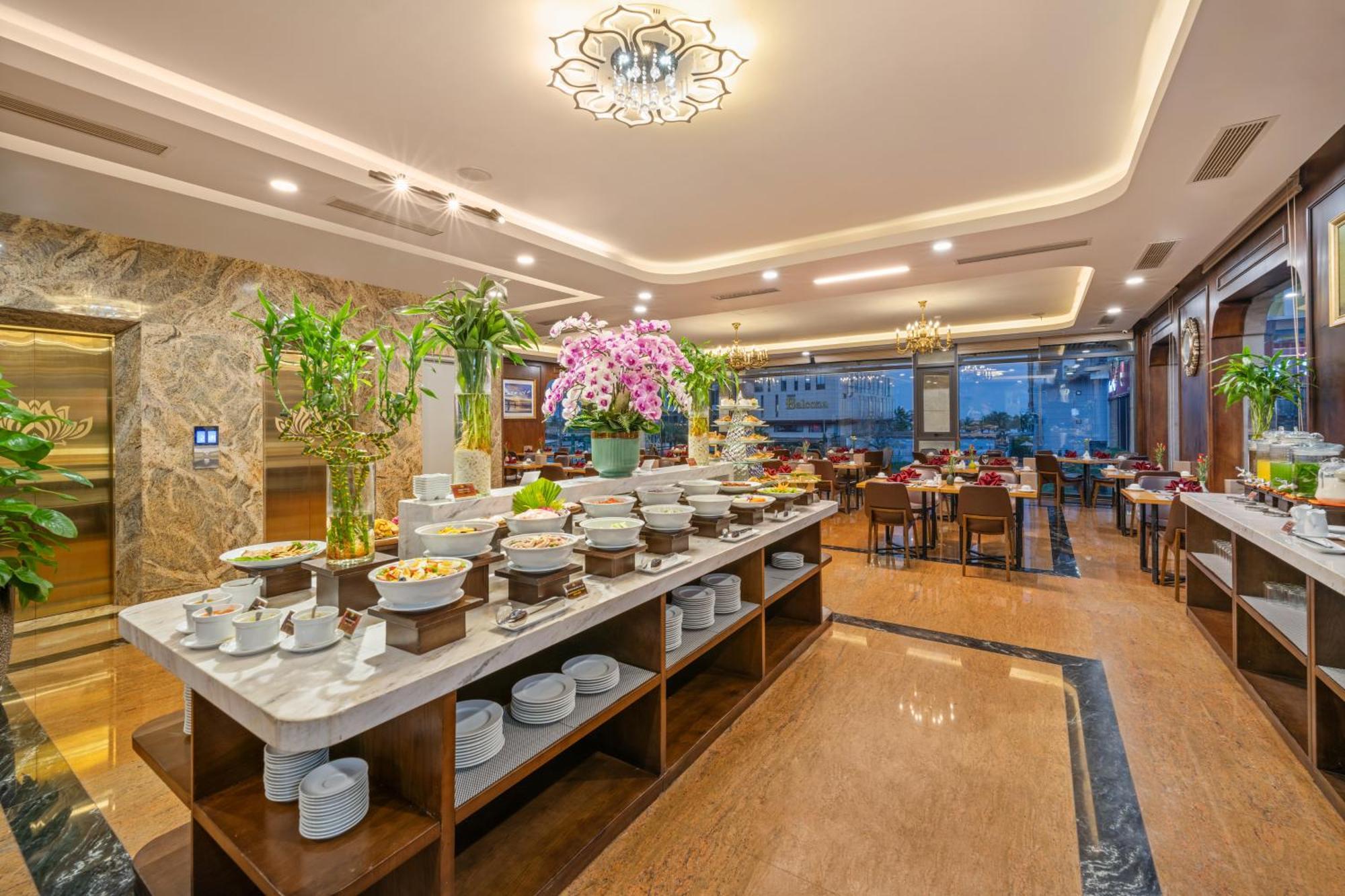 Hotel Golden Lotus - Rooftop Bar Sea View 4*