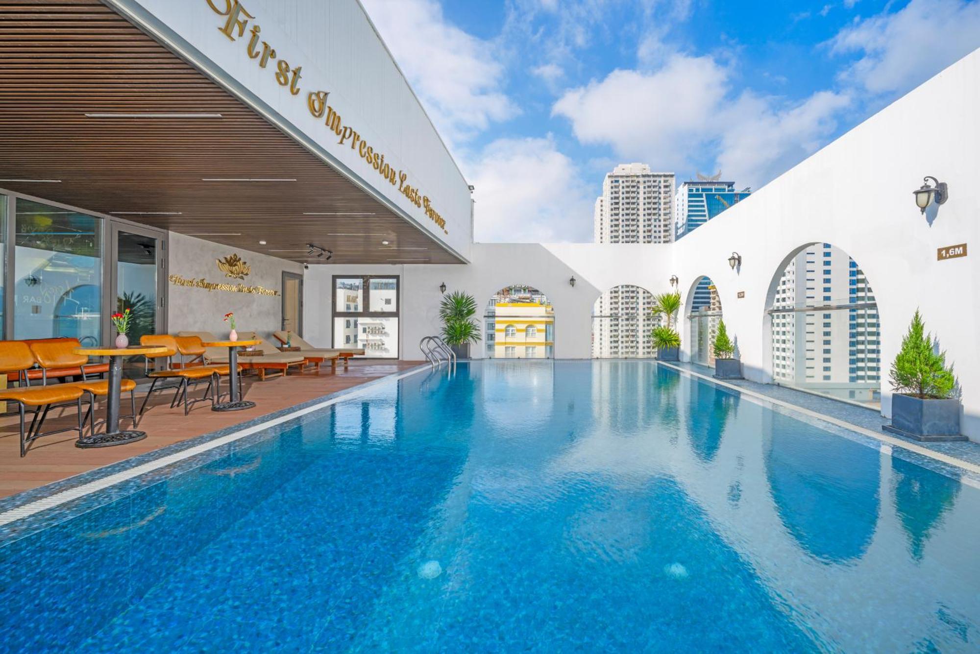 Golden Lotus - Rooftop Bar Sea View Hotel