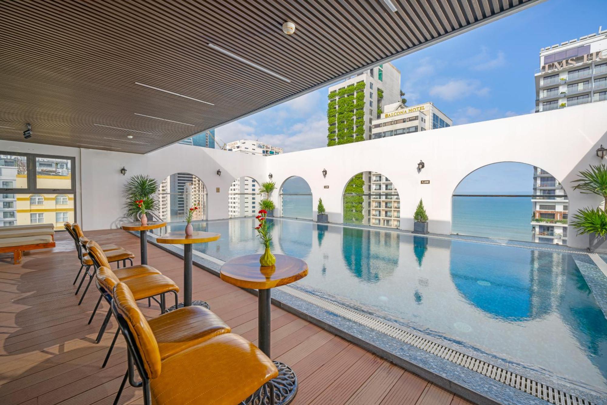 Golden Lotus - Rooftop Bar Sea View 4* Da Nang